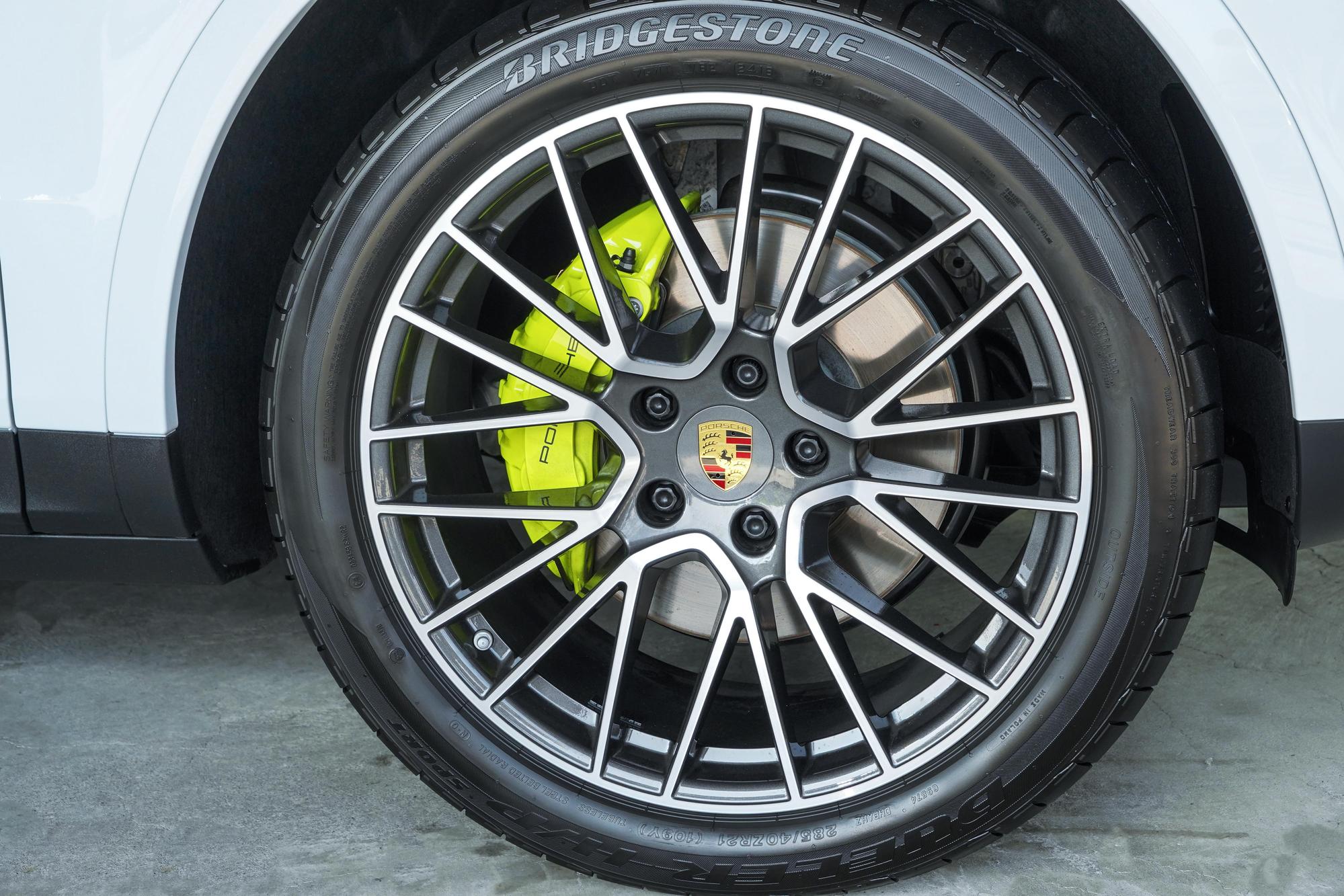 E-Hybrid車系專屬螢光綠色(Acid Green)煞車卡鉗。