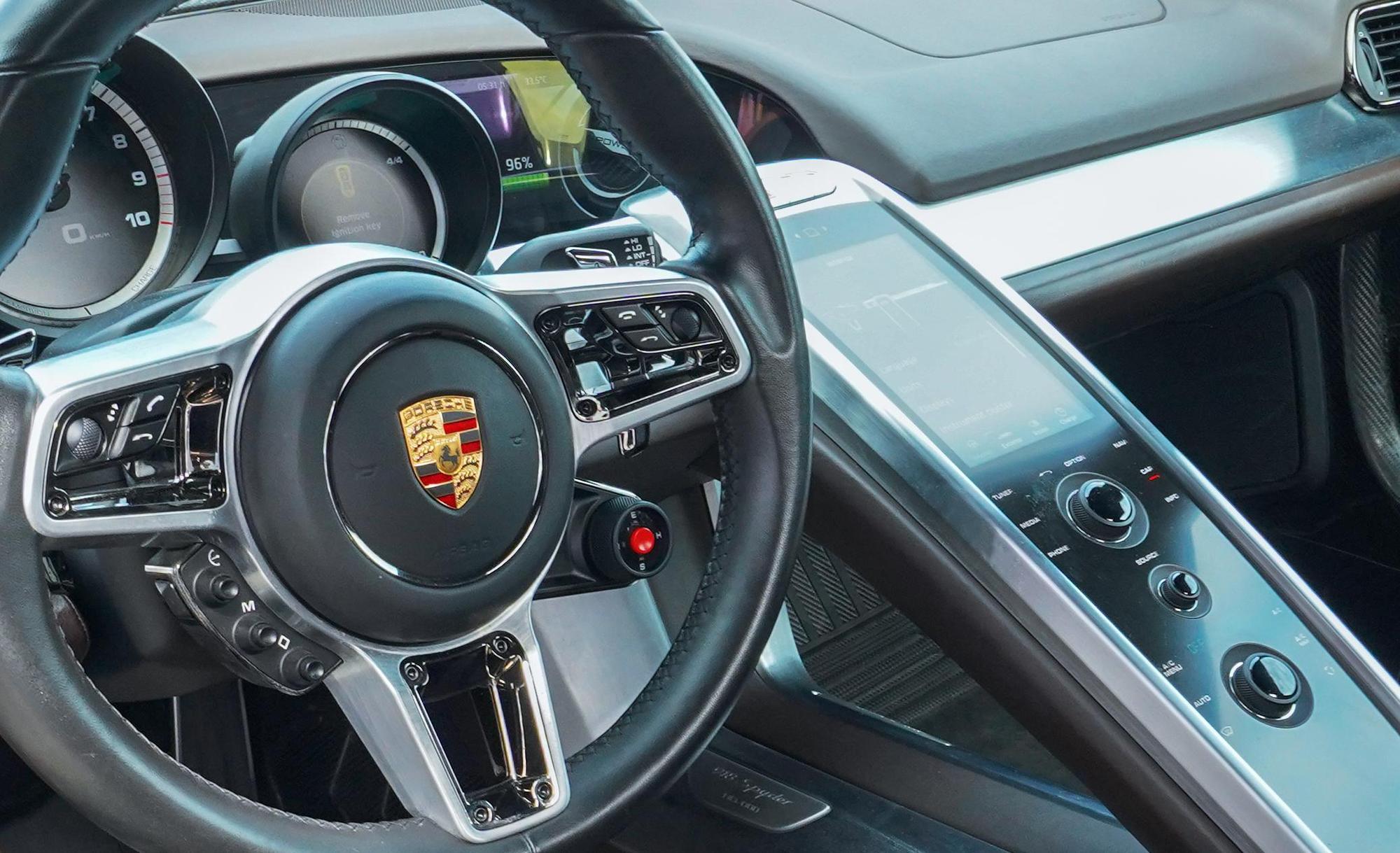從918 Spyder中控台上，可以發現Cayenne E-Hybrid有不少概念源自於此。