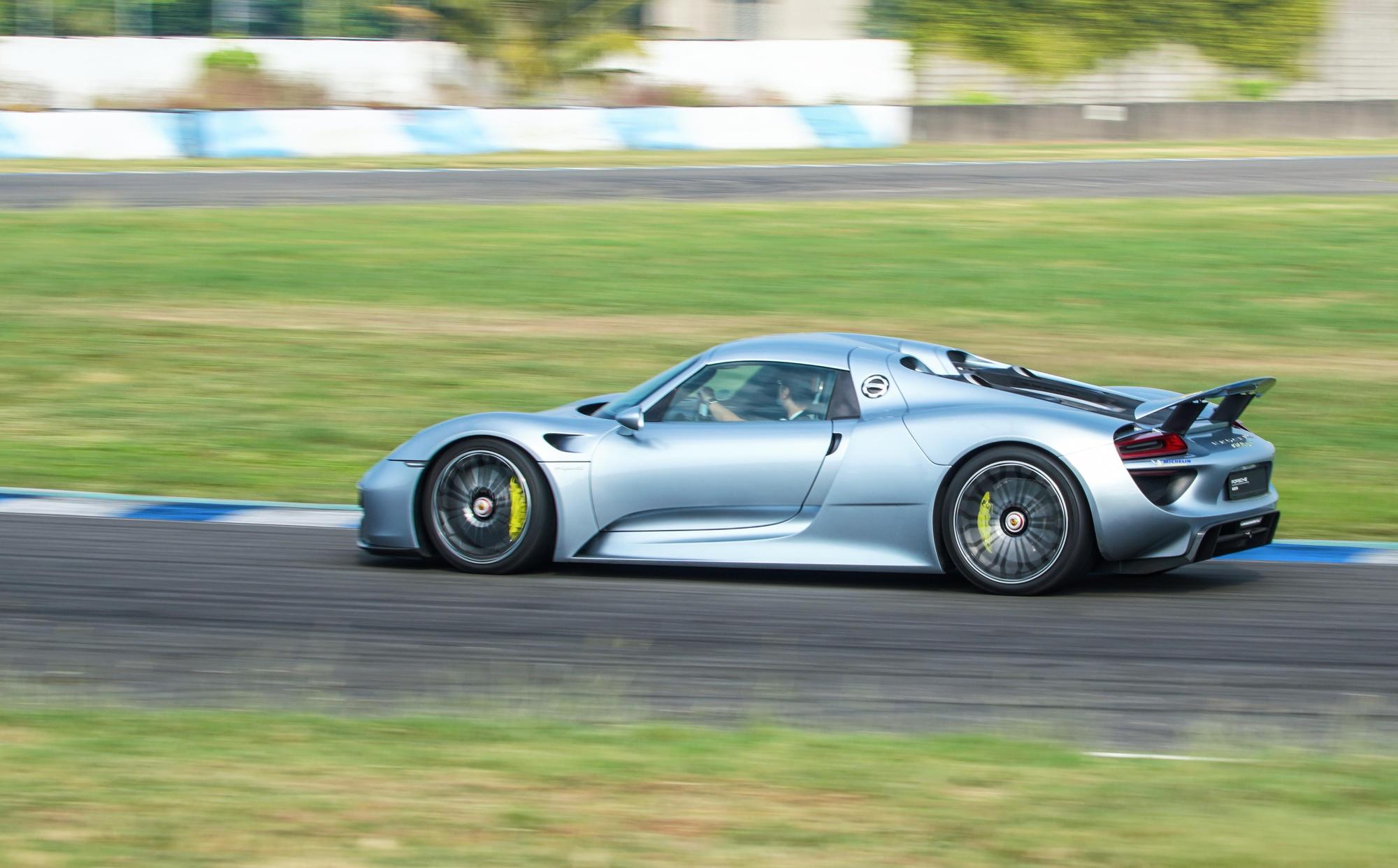 全球限量918台的918 Spyder，其先進的plug-in hybrid複合動力系統，擁有最高887hp (652 kW) 總和綜效馬力，是保時捷極致性能的經典象徵，同時也是Porsche E-Performance發展的重要基石。