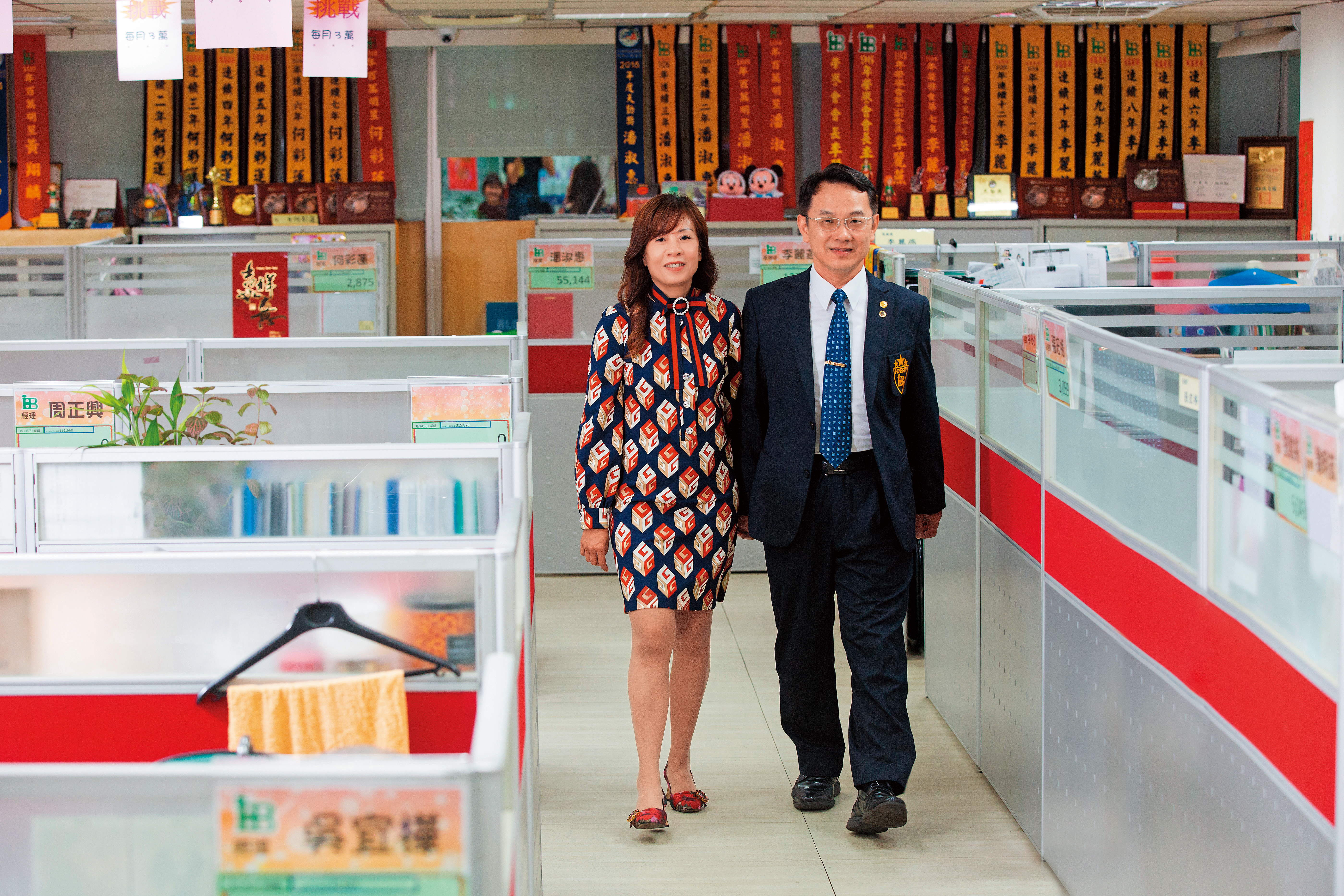 大誠保經董事長王文全（右）與太太魏淑蓮（左），靠保險事業走過負債千萬低谷，在事業和人生路上都互相扶持。