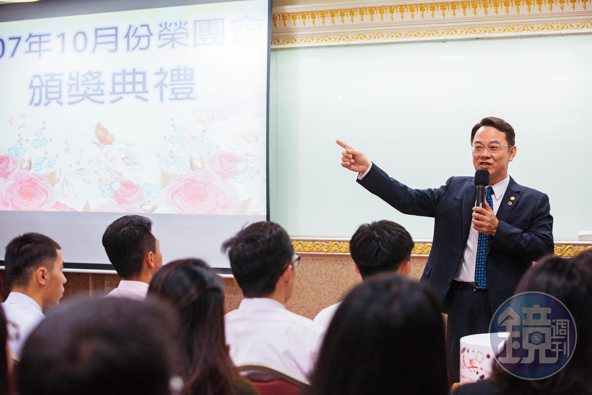 每次月會,王文全都會鼓舞同仁,分享成交保單的心法。