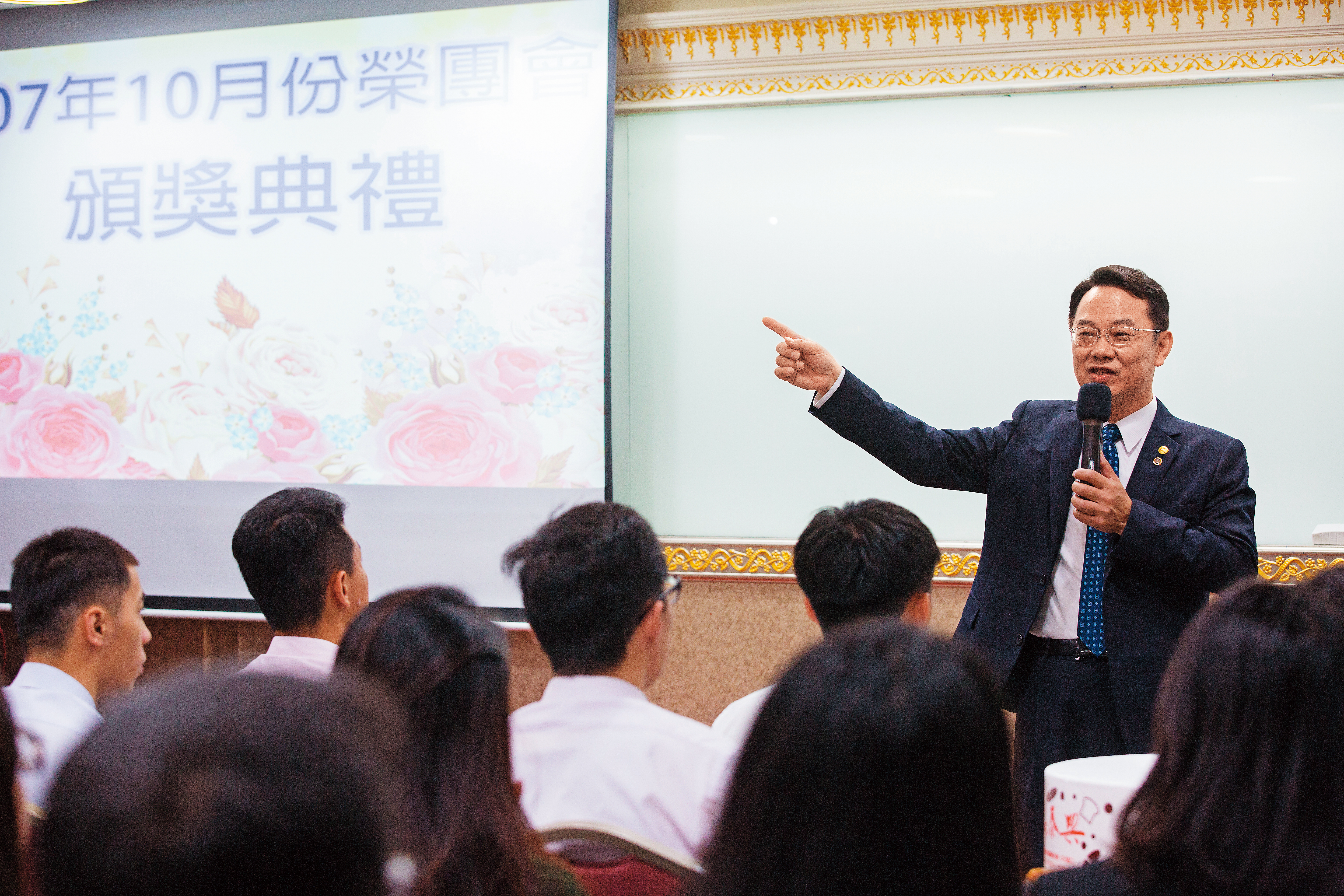 每次月會，王文全都會鼓舞同仁，分享成交保單的心法。