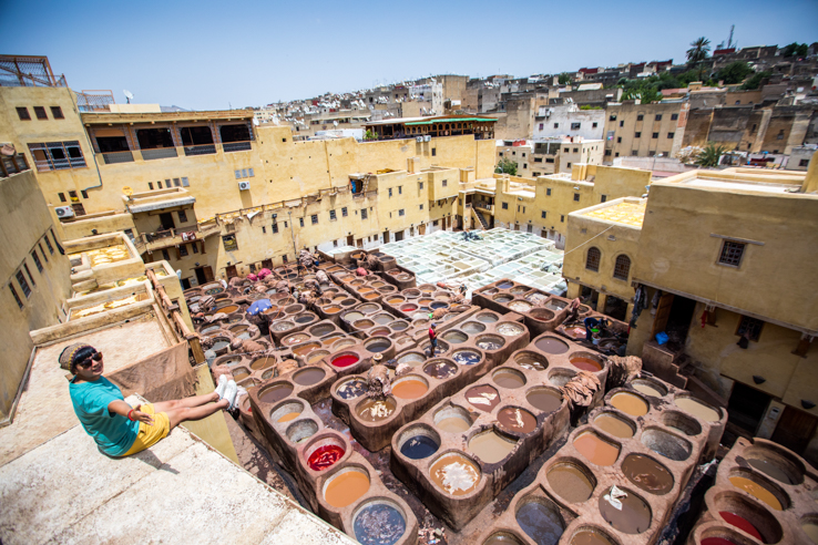 登上樓頂，幾百個五顏六色的染缸在眼下展開。