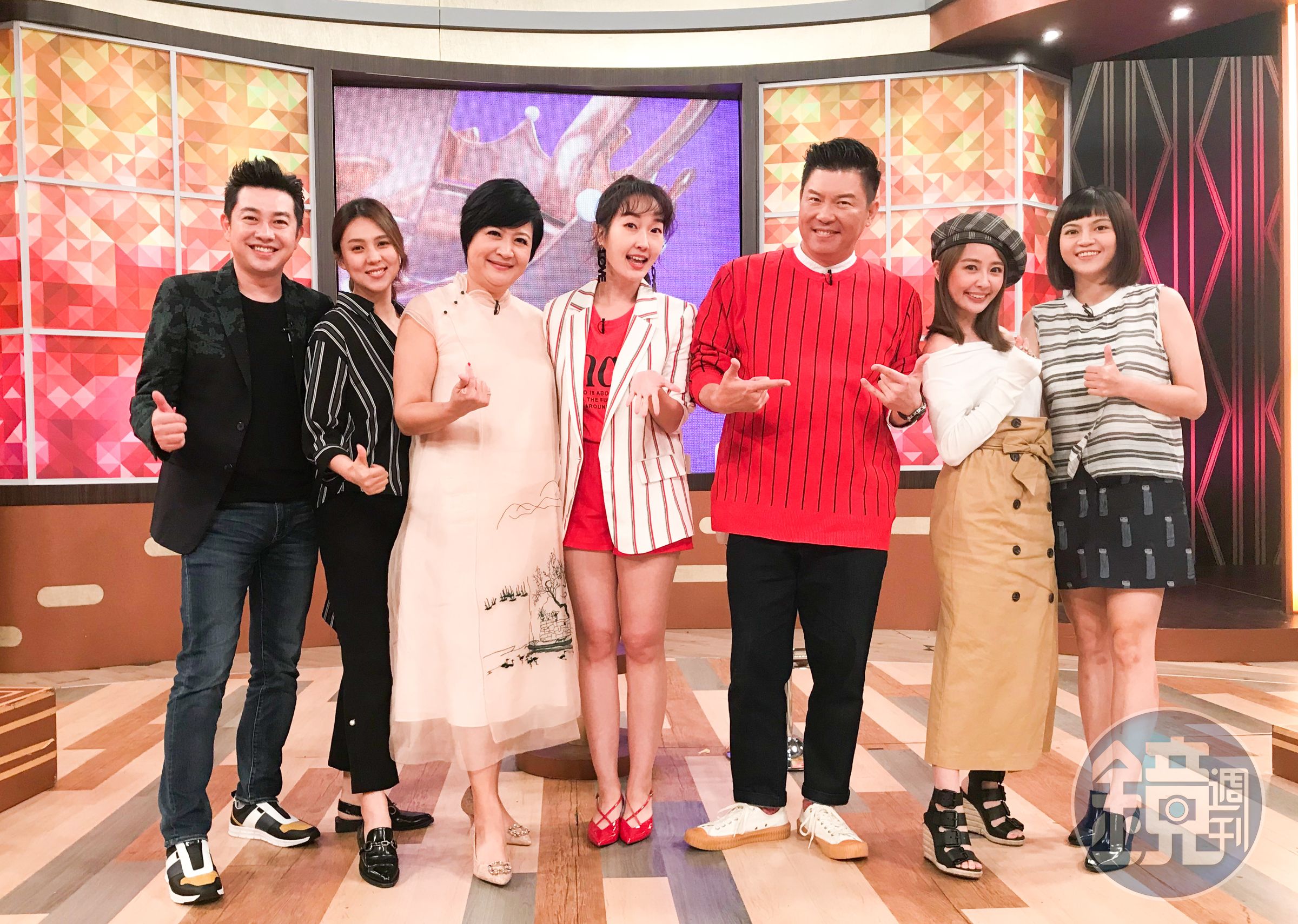 《一袋女王》日前討論「請問你是住海邊嗎？」話題，瑪莉亞（右）與崔佩儀（左三）自爆糗事令人捧腹。（衛視中文台提供）