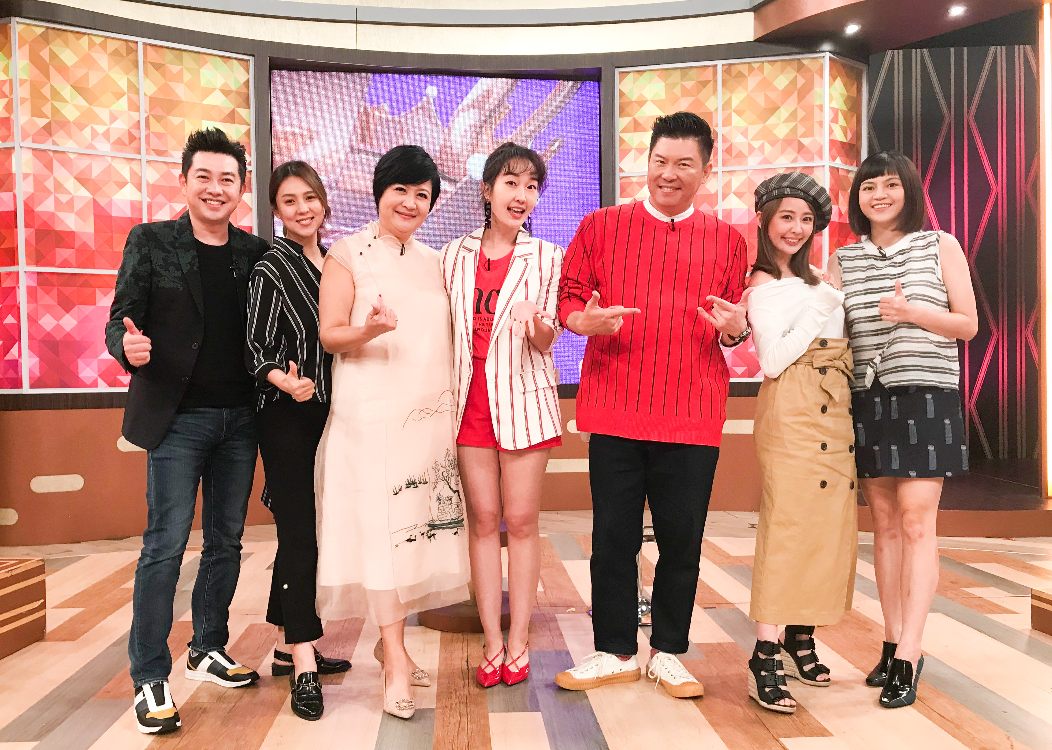 《一袋女王》日前討論「請問你是住海邊嗎？」話題，瑪莉亞（右）與崔佩儀（左三）自爆糗事令人捧腹。（衛視中文台提供）