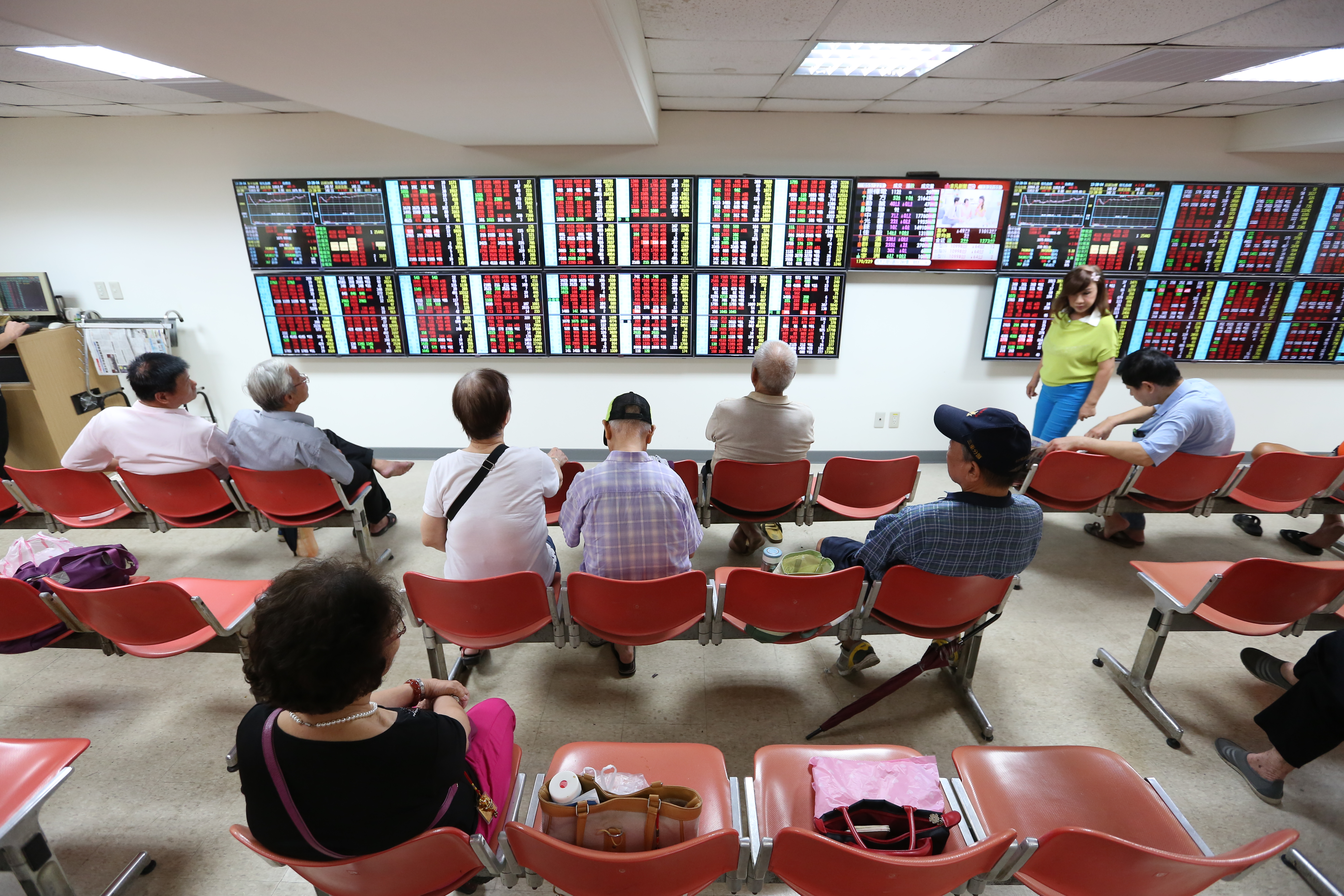 美股連續兩天重挫，台股今天只小跌2點。（本刊資料照）