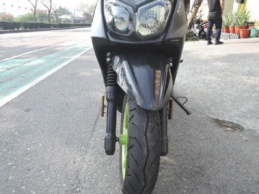 彭男機車右前車體有碰撞的跡證。(警方提供)