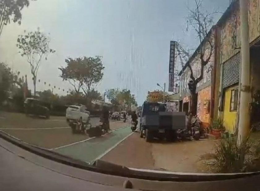 騎車雙載的彭男機車與同向楊男機車發生碰撞。(警方提供)