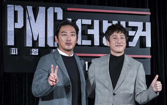 河正宇（左）、李善均首次合作《90分鐘末日倒數》，培養兄弟情。（翻攝自Daum網站）