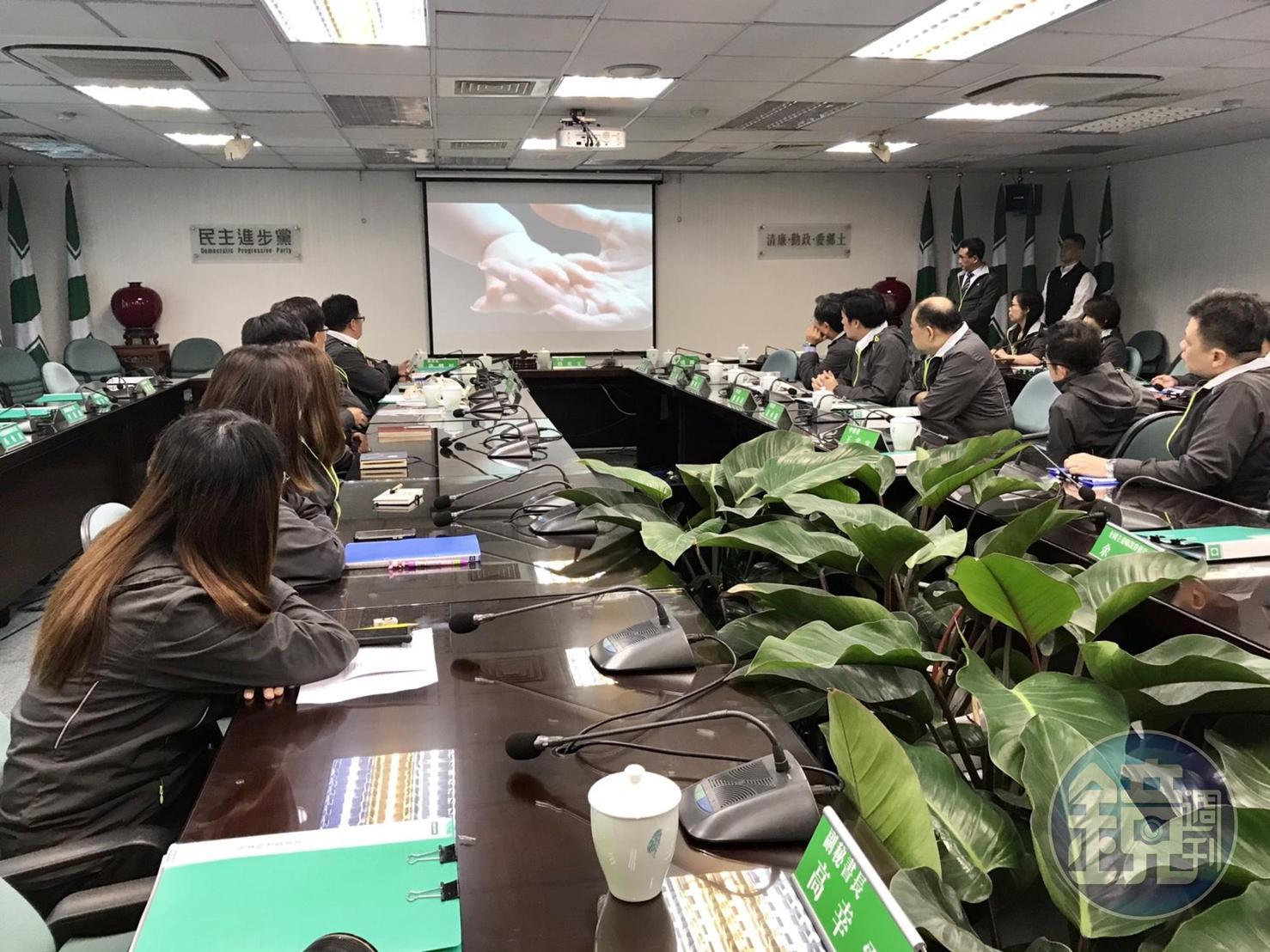 民進黨今也公布「改革不回頭，鬥陣顧台灣」廣告影片。