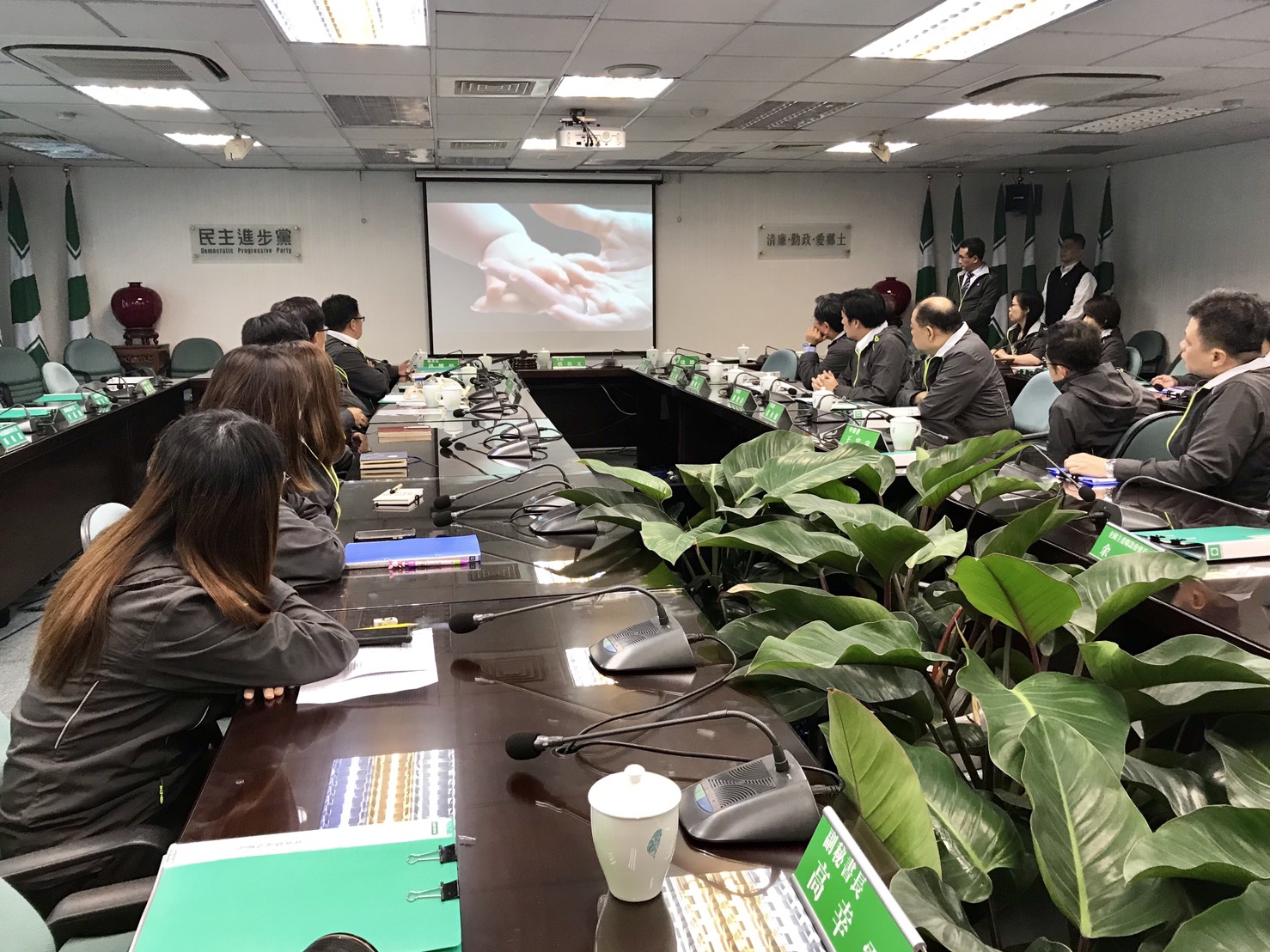 民進黨今也公布「改革不回頭,鬥陣顧台灣」廣告影片。