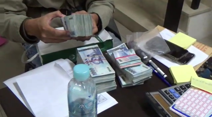 高市警破獲簽賭站，當場查到蘇姓主嫌等12人，起獲621多萬元賭金、點鈔機等物。（警方提供）