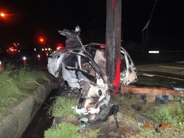 小客車自撞牌樓,造成4人死亡。(警方提供)