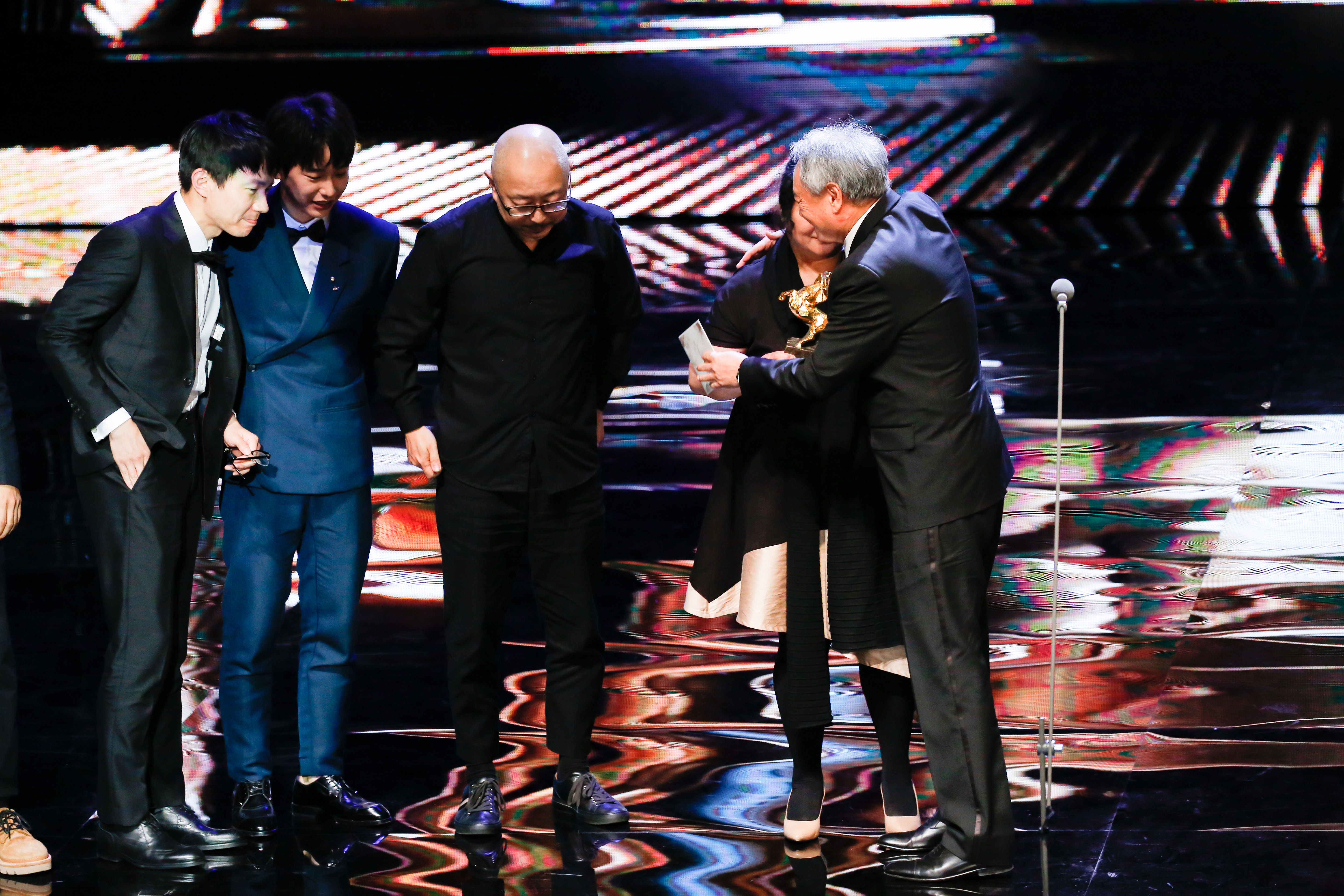 《大象席地而坐》獲得金馬大獎，劇組上台領獎時，金馬主席李安溫暖地抱了胡波的媽媽，為她打氣。