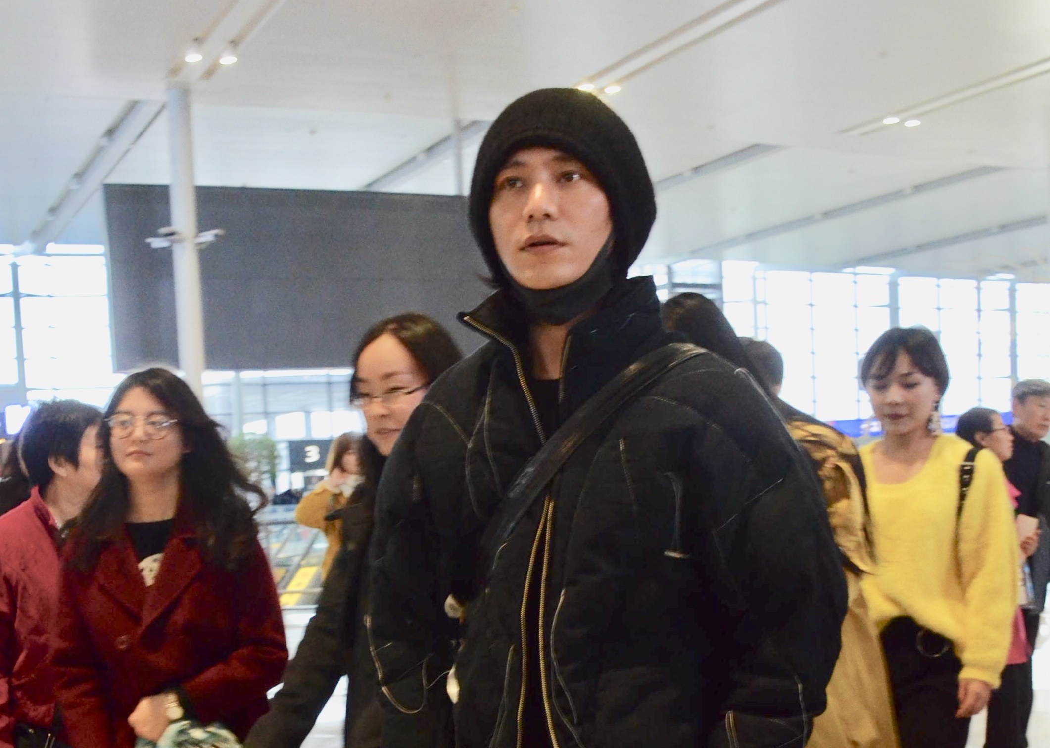 陳坤是第一個拒絕參加Dolce and Gabbana大秀的藝人，他一到上海機場就拒絕工作人員接機，宣布直接回北京。（東方IC）