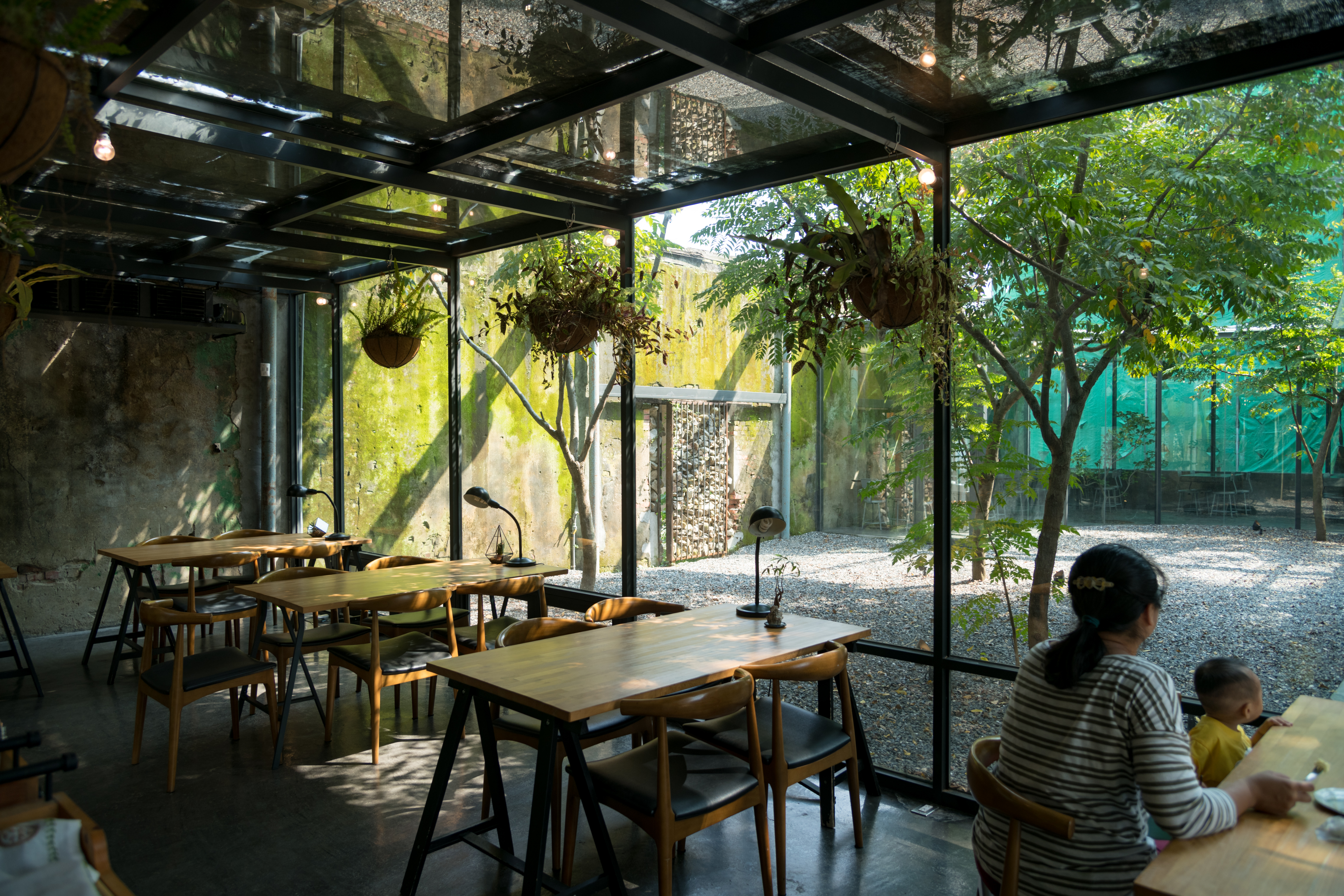 具有穿透感的「驛前大和頓物所」，讓室內外空間串連在一起。