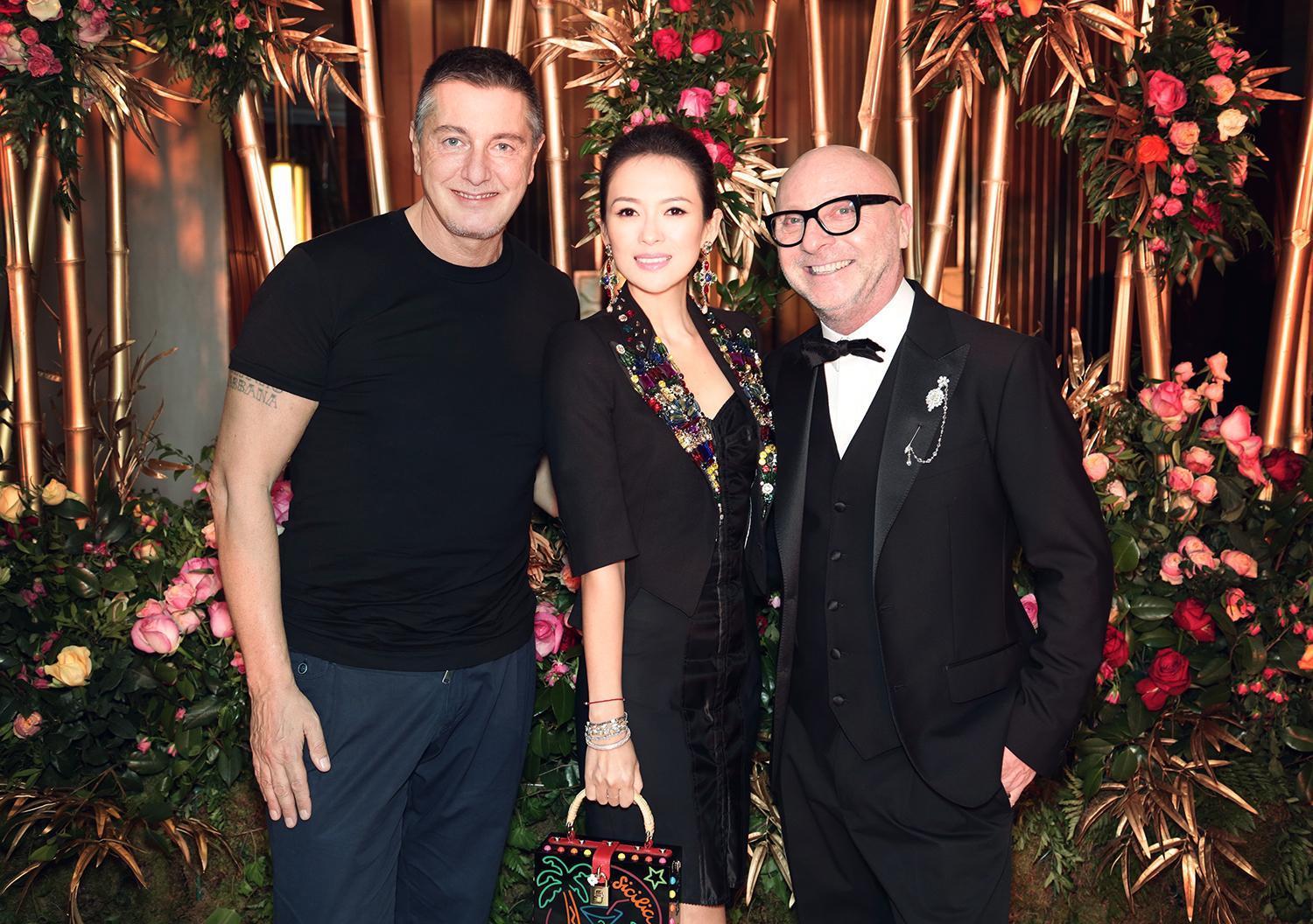2017年章子怡參加Dolce&Gabbana在北京舉辦的高級定製服大秀,與品牌的兩位設計師Stefano Gabbana(左)和Domenico Dolce合照。(東方IC)