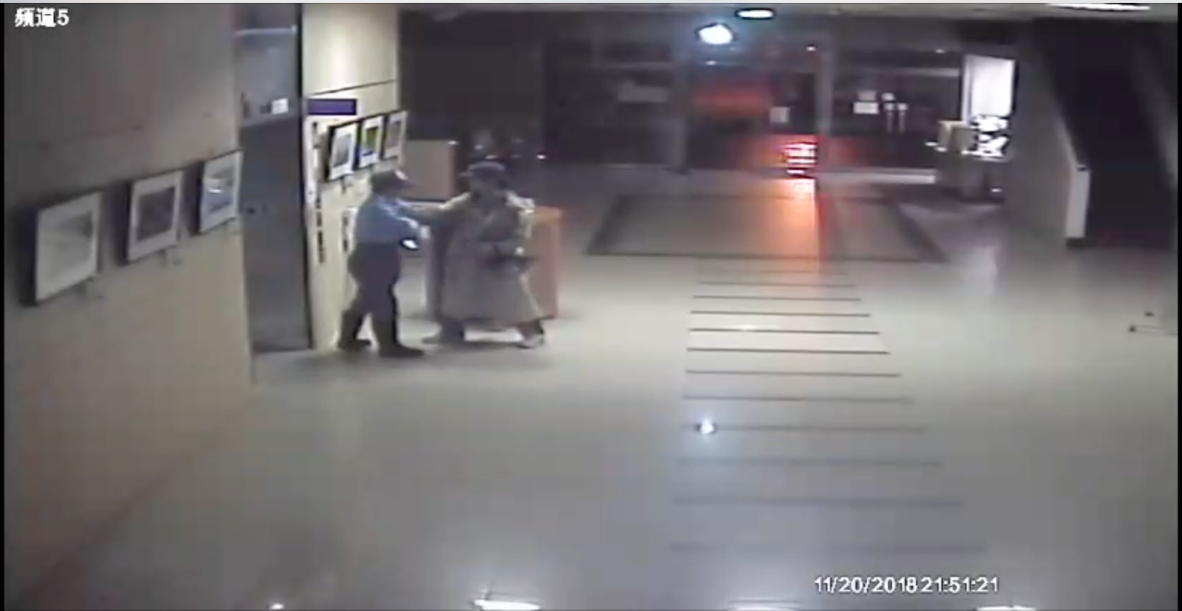 顏男出拳攻擊選委會保全的動作拳被監視器所錄下。（警方提供）