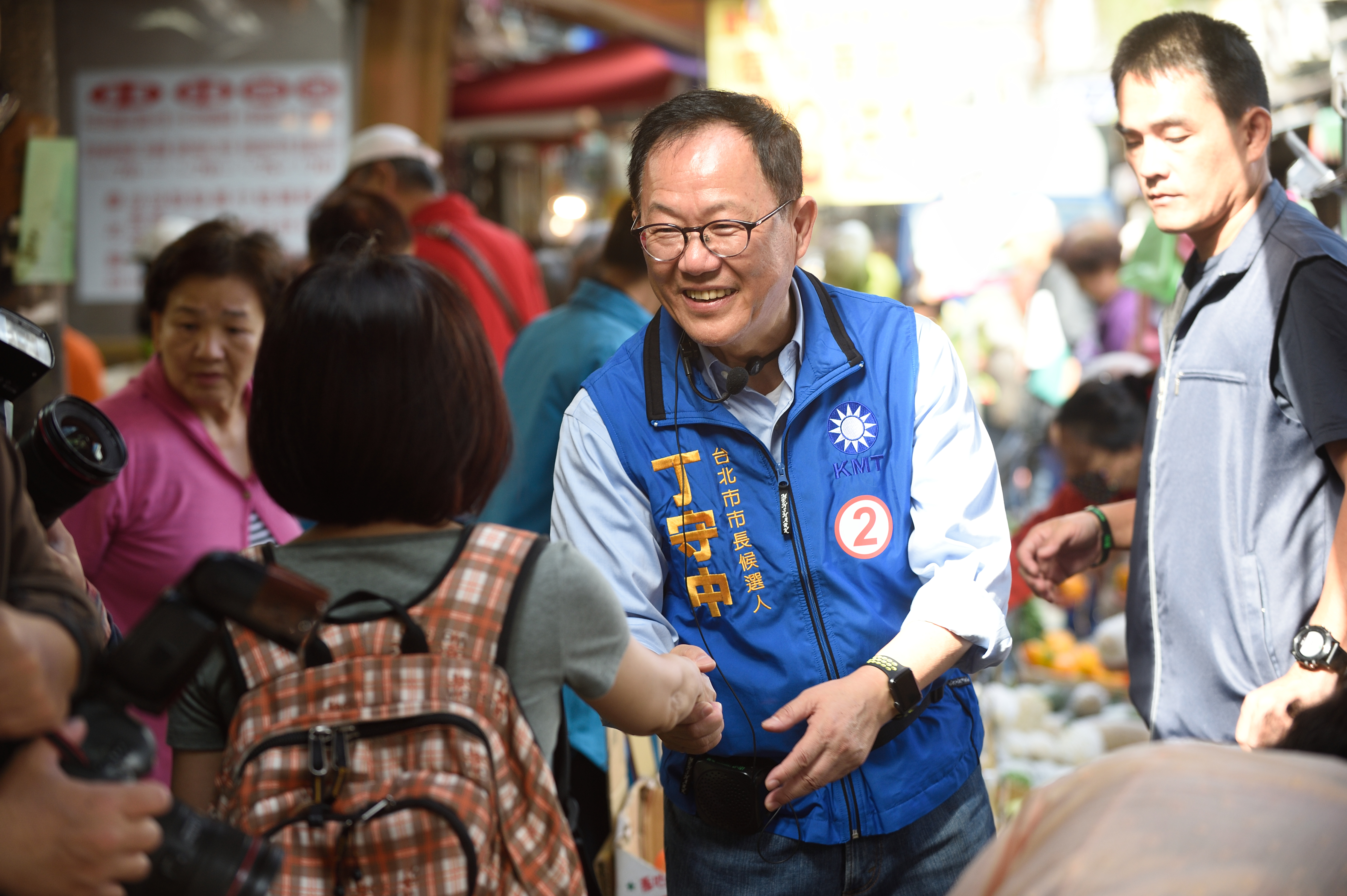 針對「小市民」自發性幫柯文哲買報紙頭版廣告，國民黨候選人丁守中受訪時揶揄「這可能是冷笑話吧！」