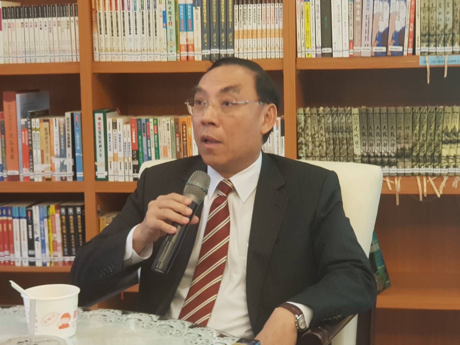 貪污犯臉書炫耀和高官吃飯　蔡清祥：當時未通緝