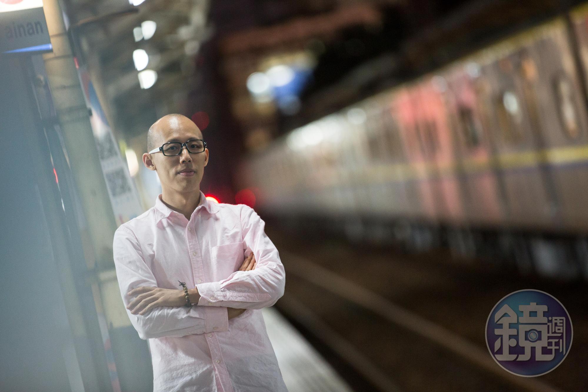 30歲出頭的江禮安，靠著自創的「月台操作術」年賺3成。
