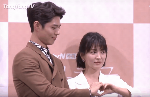 宋慧喬比愛心時翻了一個小白眼，被拍到啦！（翻攝自TongTongTv）