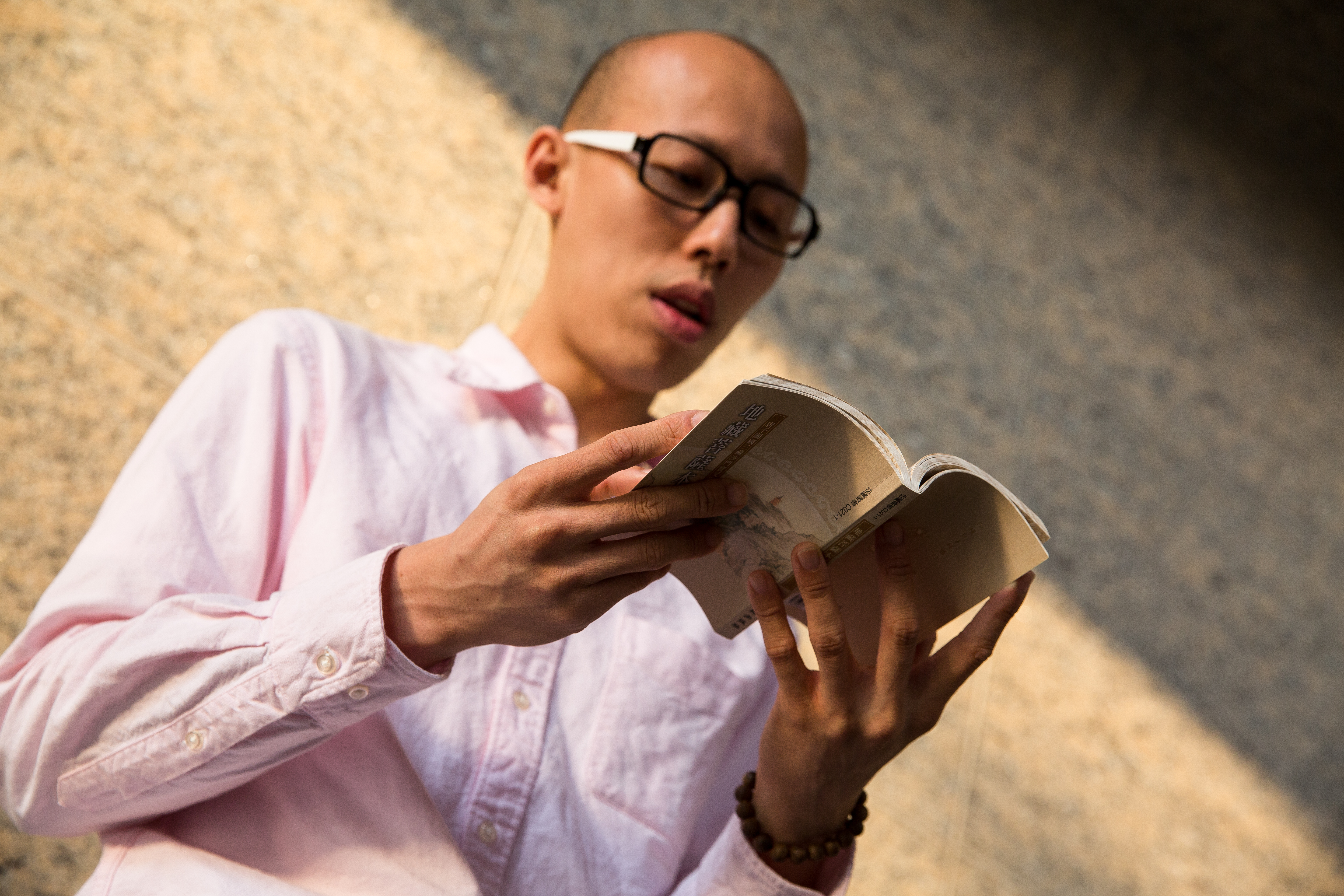 遇到盤勢動盪時，念經能讓江禮安心定。