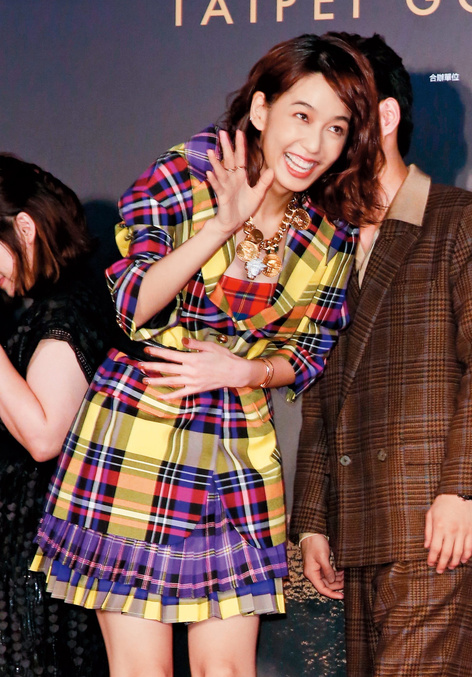 就算打招呼，陳庭妮也張了個很大的裂嘴，看上去非常親民。