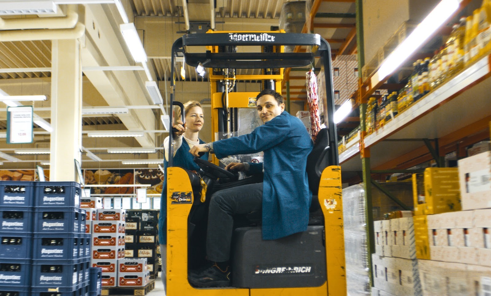 女星桑德拉惠勒（左）和新生代演員法蘭茲羅戈斯基為了《賣場華爾滋》都要學會開堆高機。（前景娛樂提供）