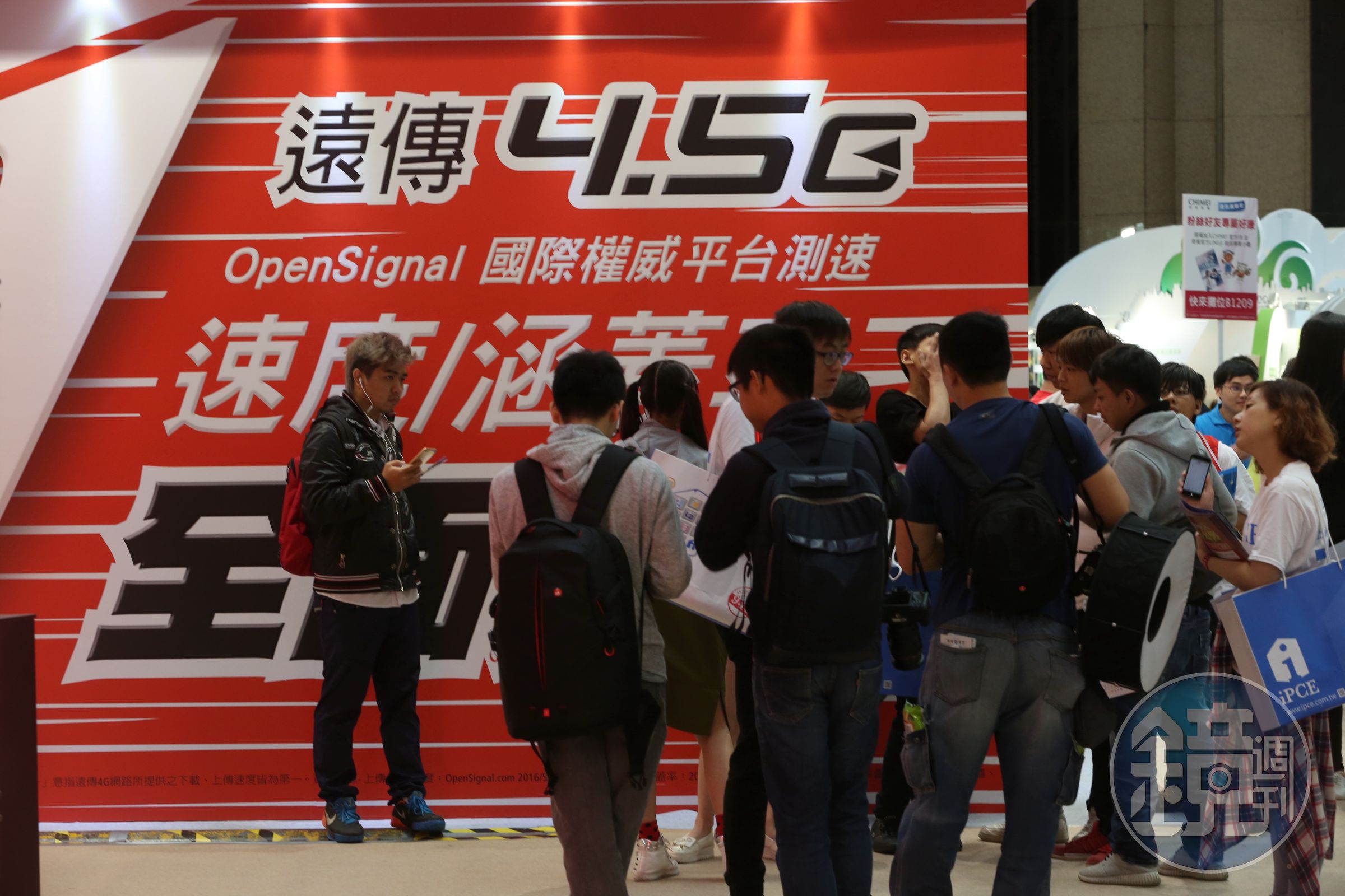 遠傳以5%持股擔任策略股東，加入LINE Financial台灣純網銀執照申請的籌備團隊。