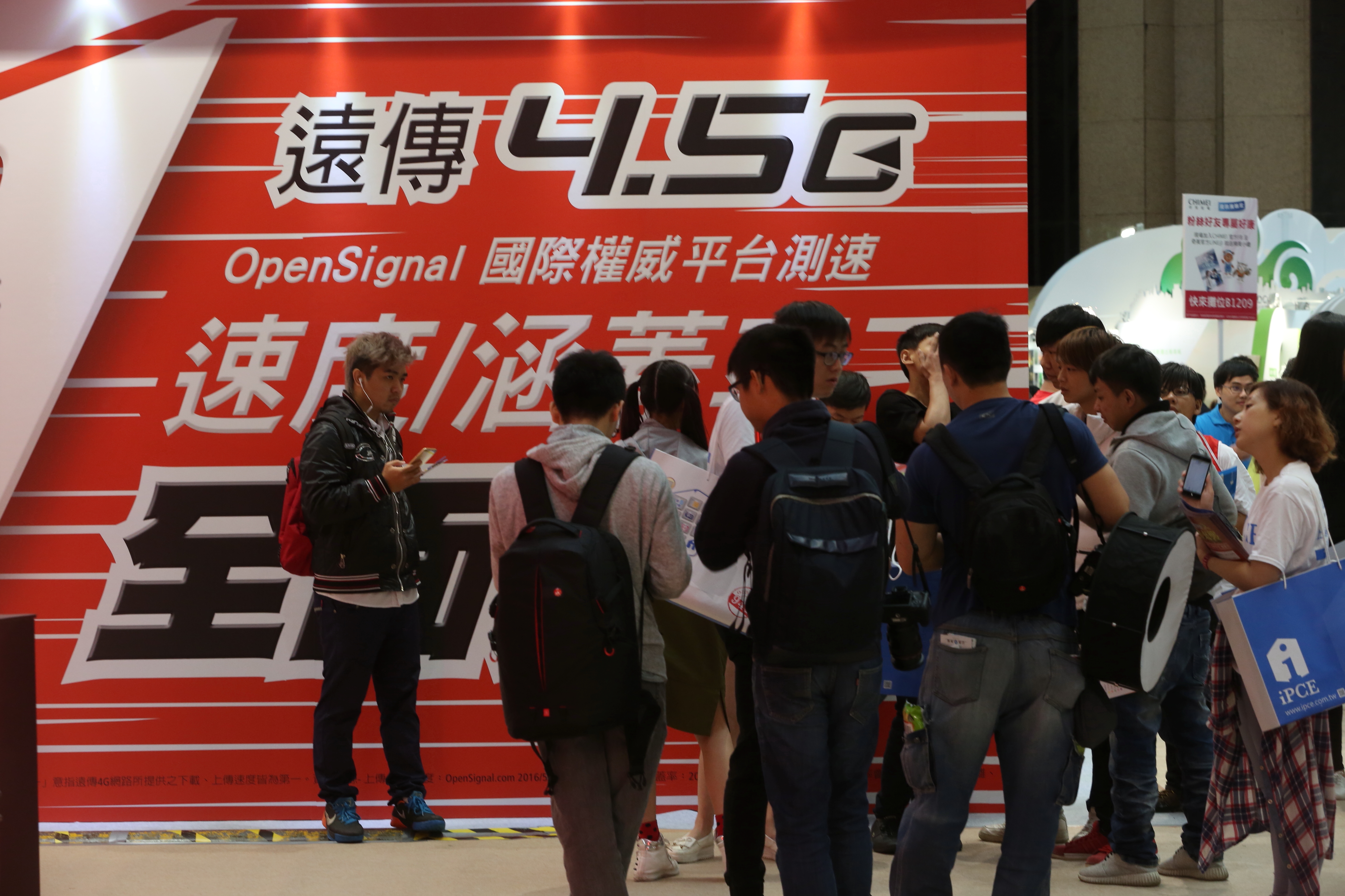 遠傳以5%持股擔任策略股東，加入LINE Financial台灣純網銀執照申請的籌備團隊。