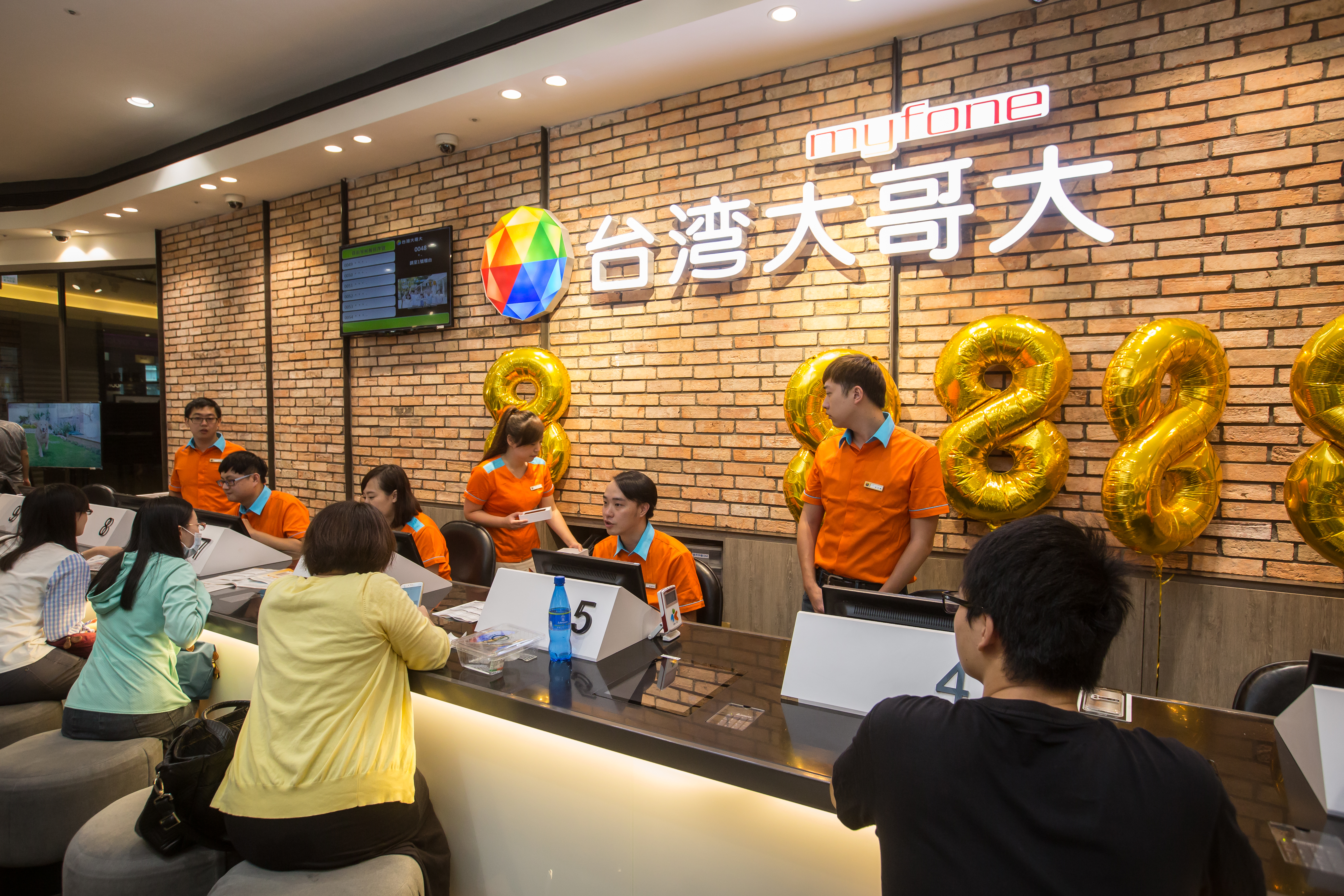 台灣大哥大以持股5%比例與LINE Financial台灣共同投入純網銀籌設計畫。