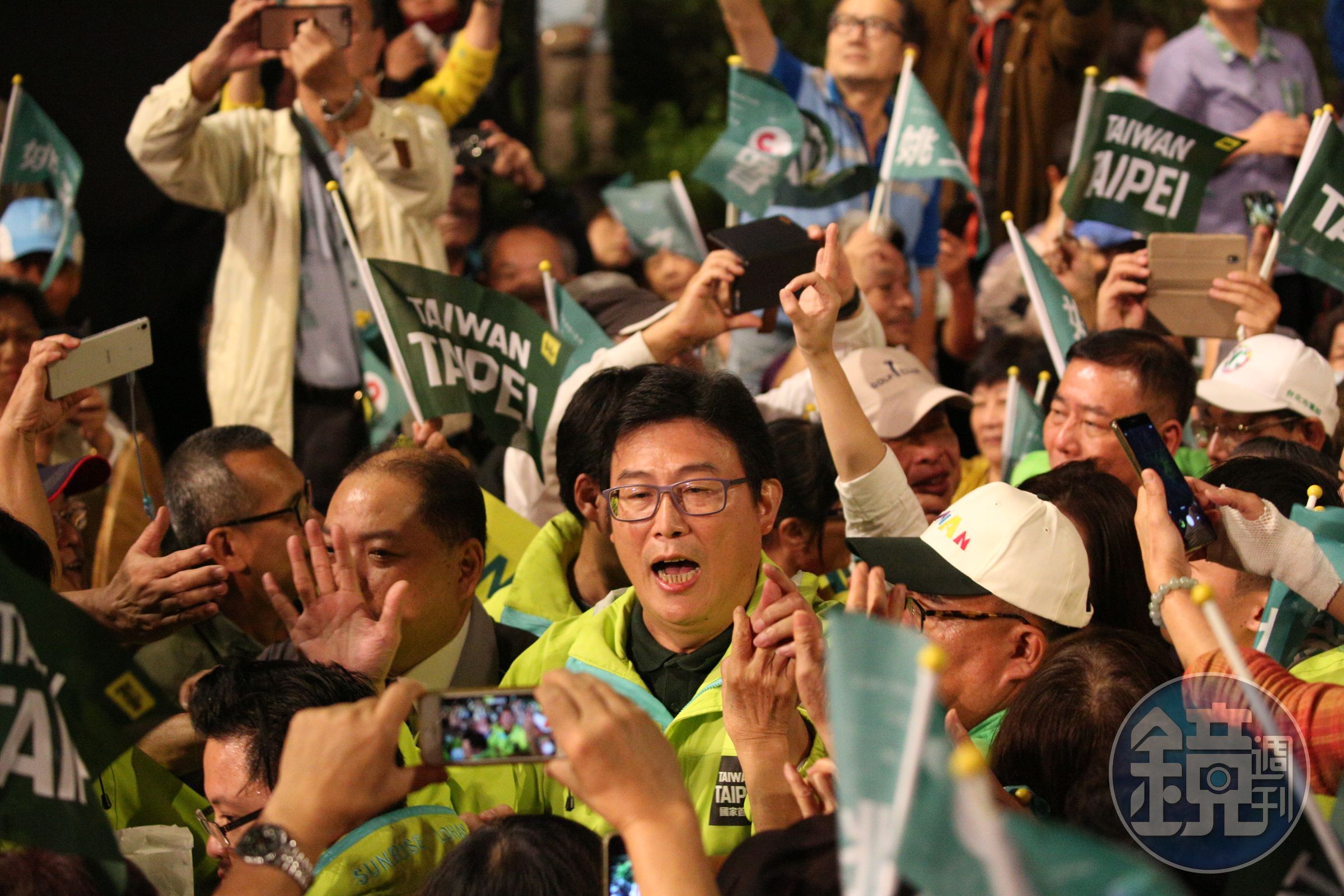 今天現場湧入上萬民眾，姚文智入場時走了將近10分鐘才走上舞台。