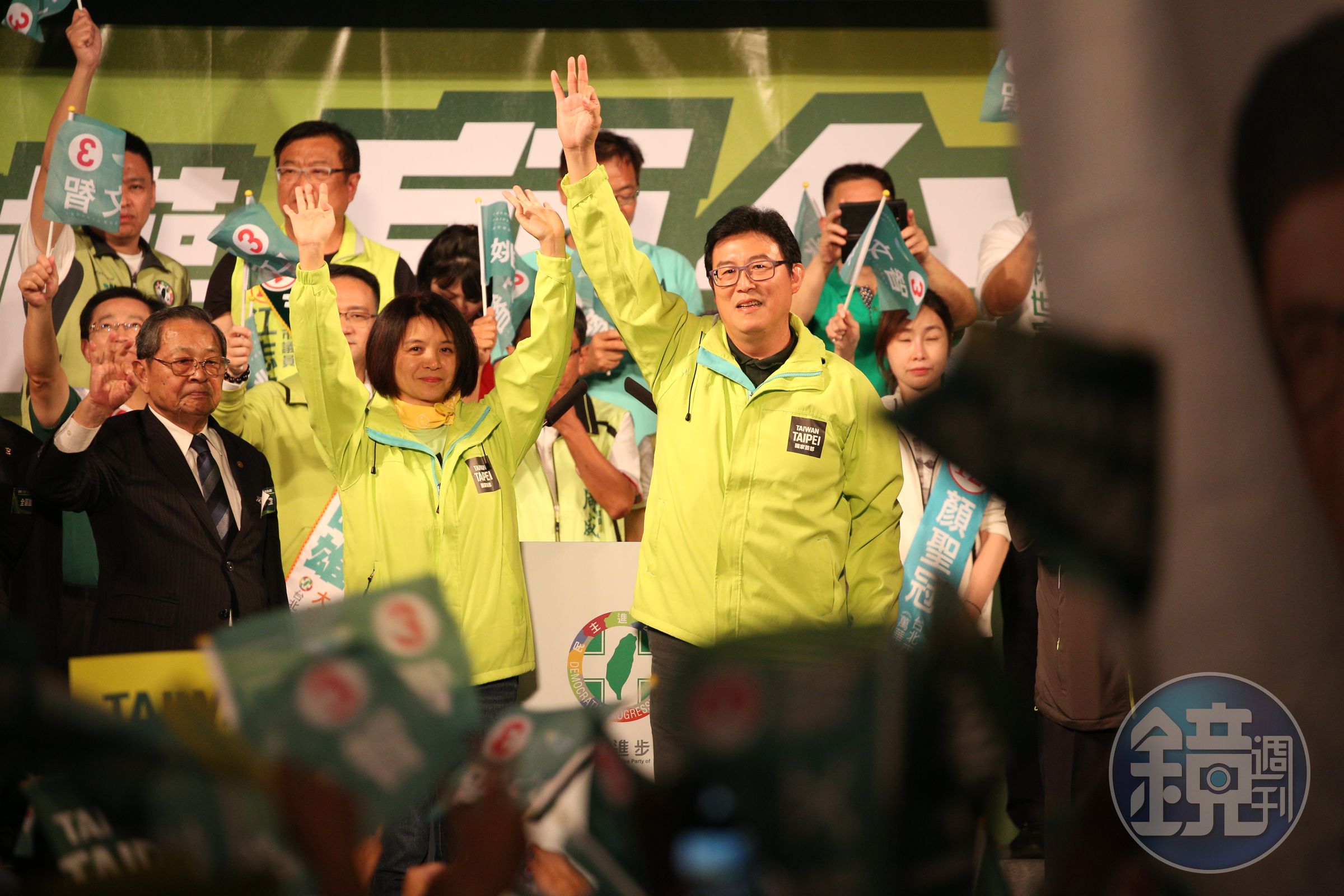 民進黨台北市長候選人姚文智與妻子潘瓊琪同台造勢。