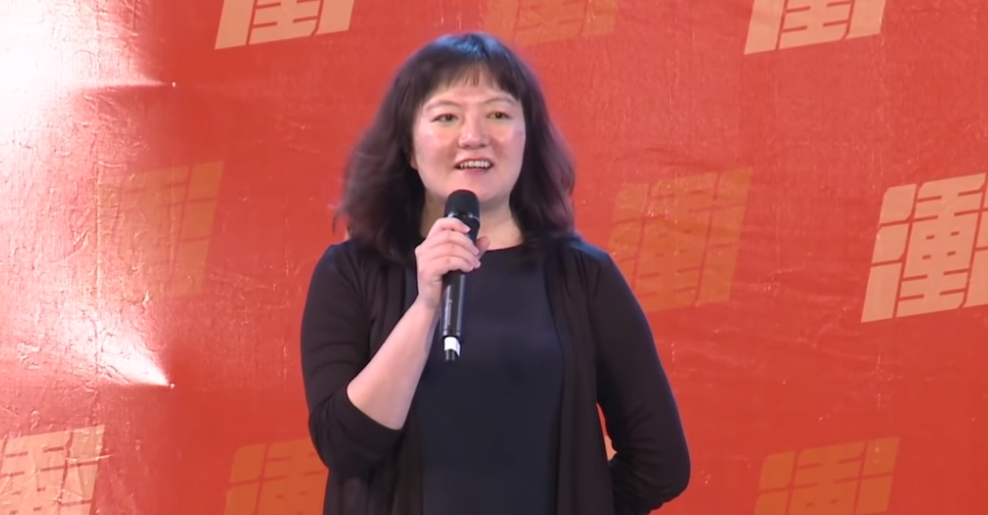 距離九合一大選進入最後三天，鄭南榕女兒鄭竹梅到場替蘇貞昌站台，並表示「我好像沒辦法在台下聽人家喊侯友宜當選」。（翻攝Youtube）