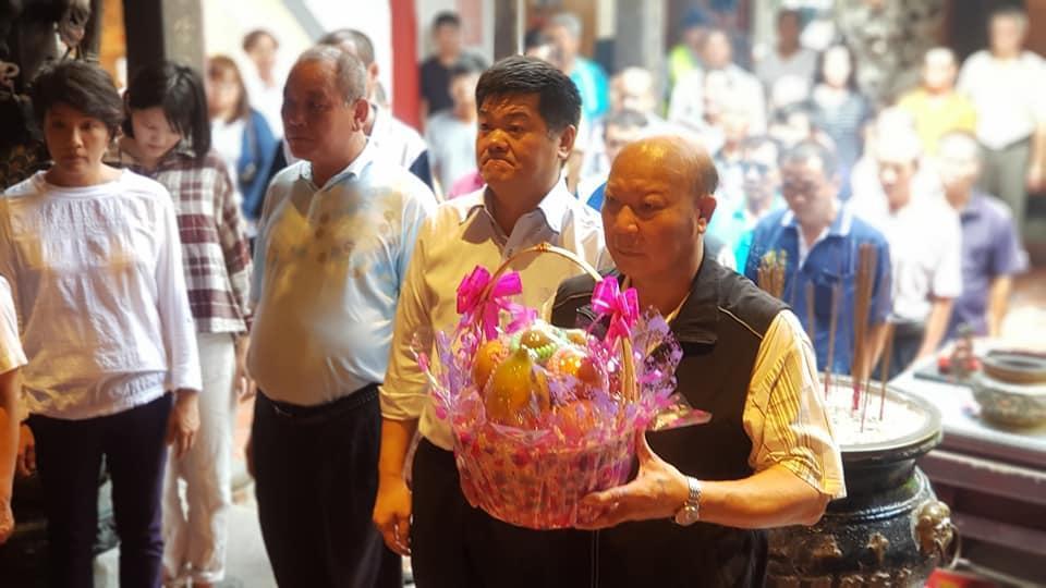 蔡長昆(前)和許忠富(後方白衣)因選鄉長而引發民怨,2人曾到媽祖廟前發誓。(翻攝蔡長昆臉書)