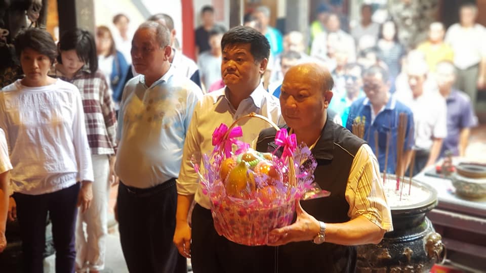 蔡長昆（前）和許忠富（後方白衣）因選鄉長而引發民怨，2人曾到媽祖廟前發誓。（翻攝蔡長昆臉書）