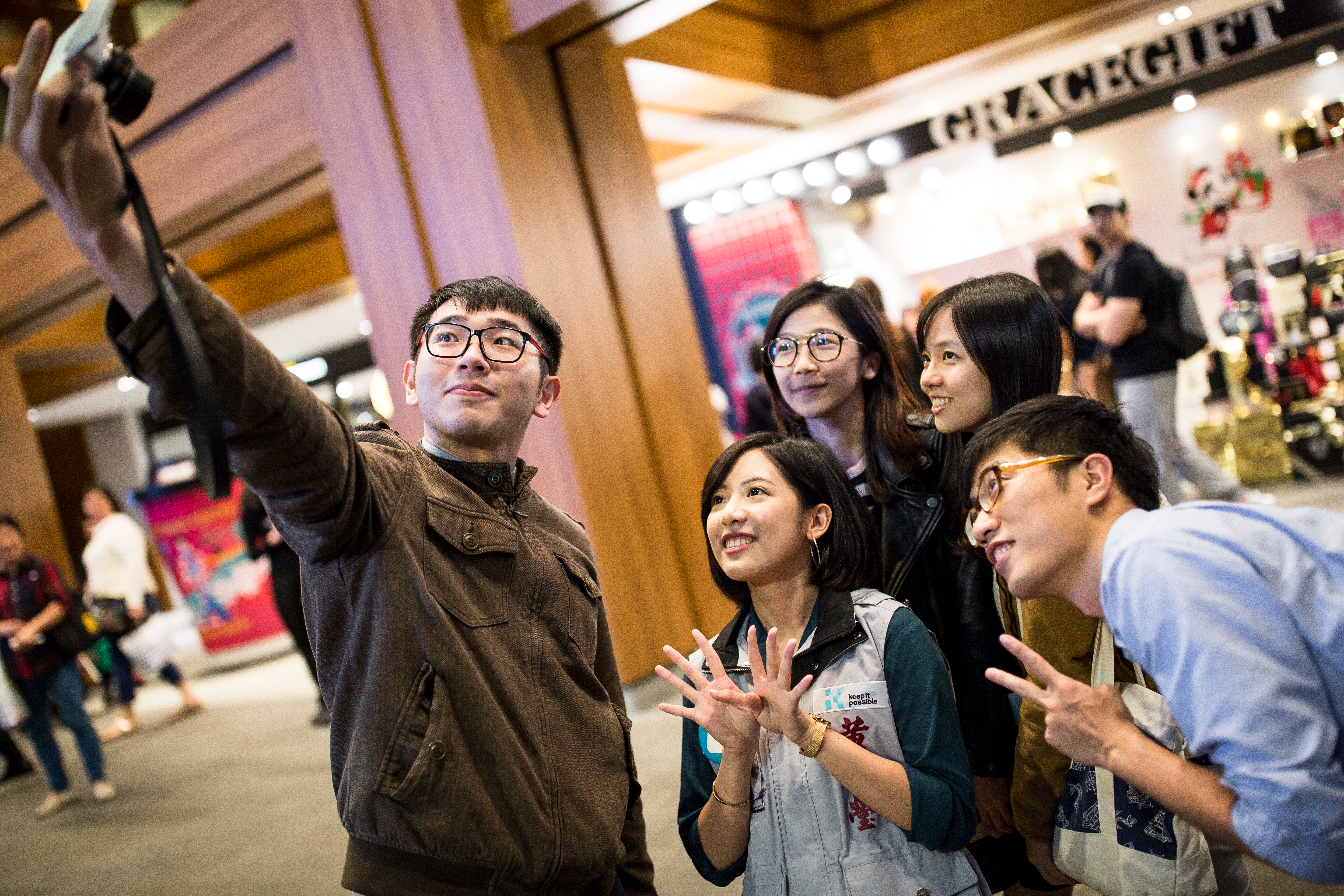 《BBC》以柯文哲幕僚黃瀞瑩以「國民學姐」之姿爆紅的現象為例，分析台灣選情走向綜藝化與娛樂化。