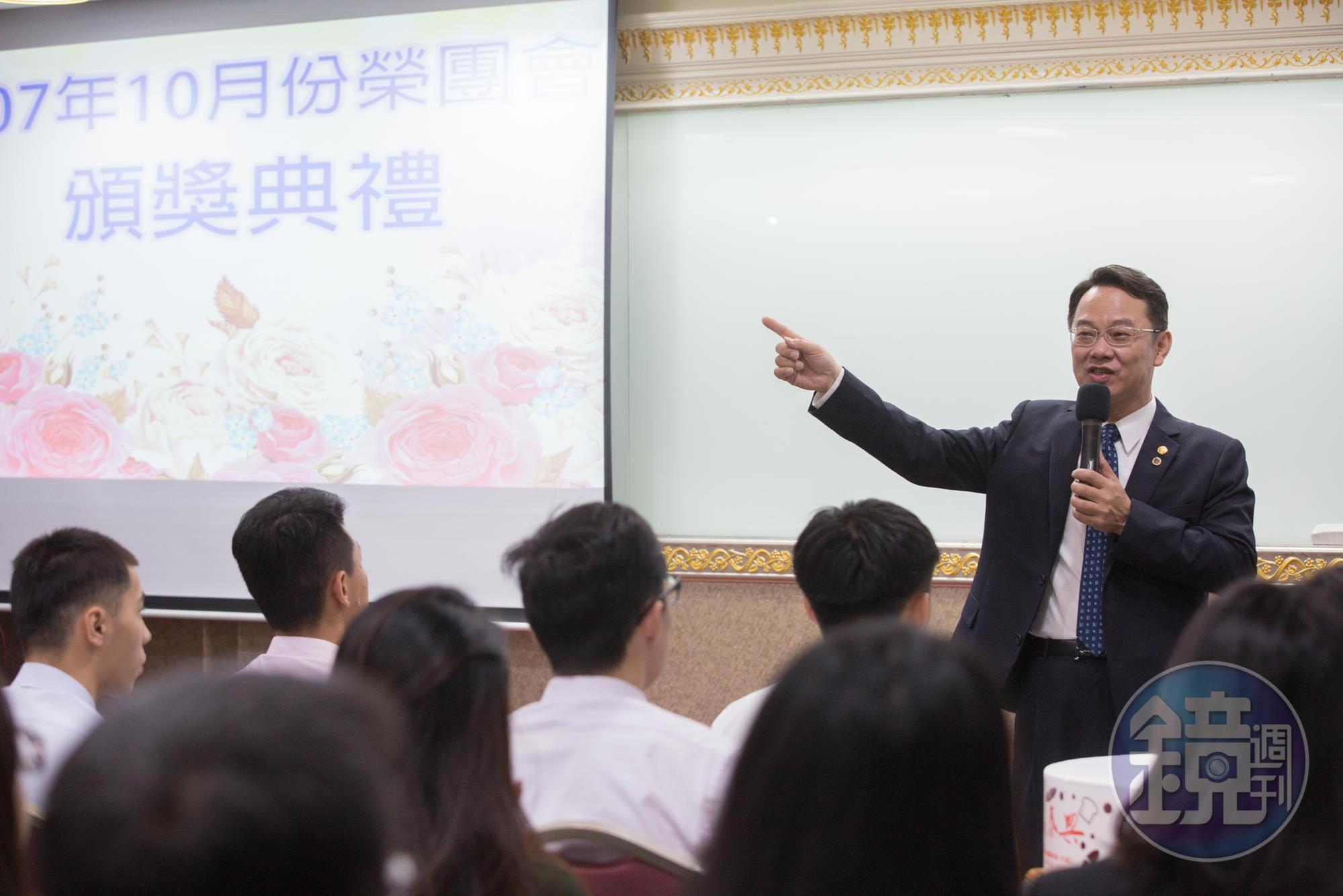 每次月會大誠保經董事長王文全都會鼓舞同仁，分享成交保單的成功心法。