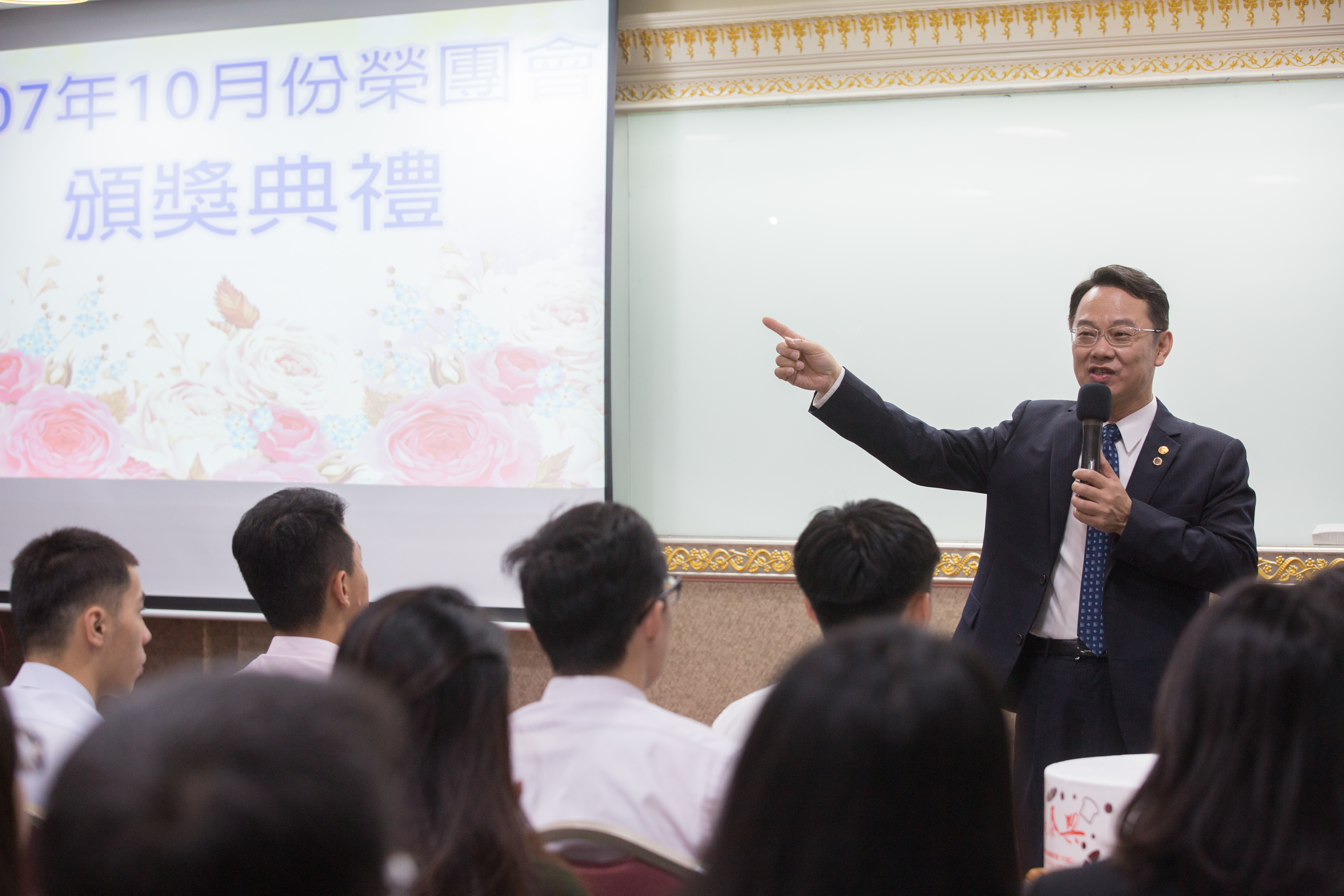 每次月會大誠保經董事長王文全都會鼓舞同仁，分享成交保單的成功心法。