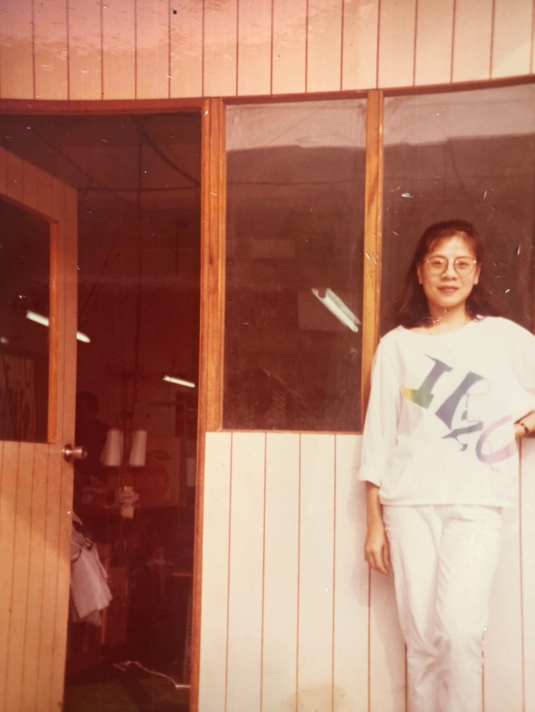 魏淑蓮是成衣廠千金,從小就得幫忙家裡縫衣服、管帳。(魏淑蓮提供)