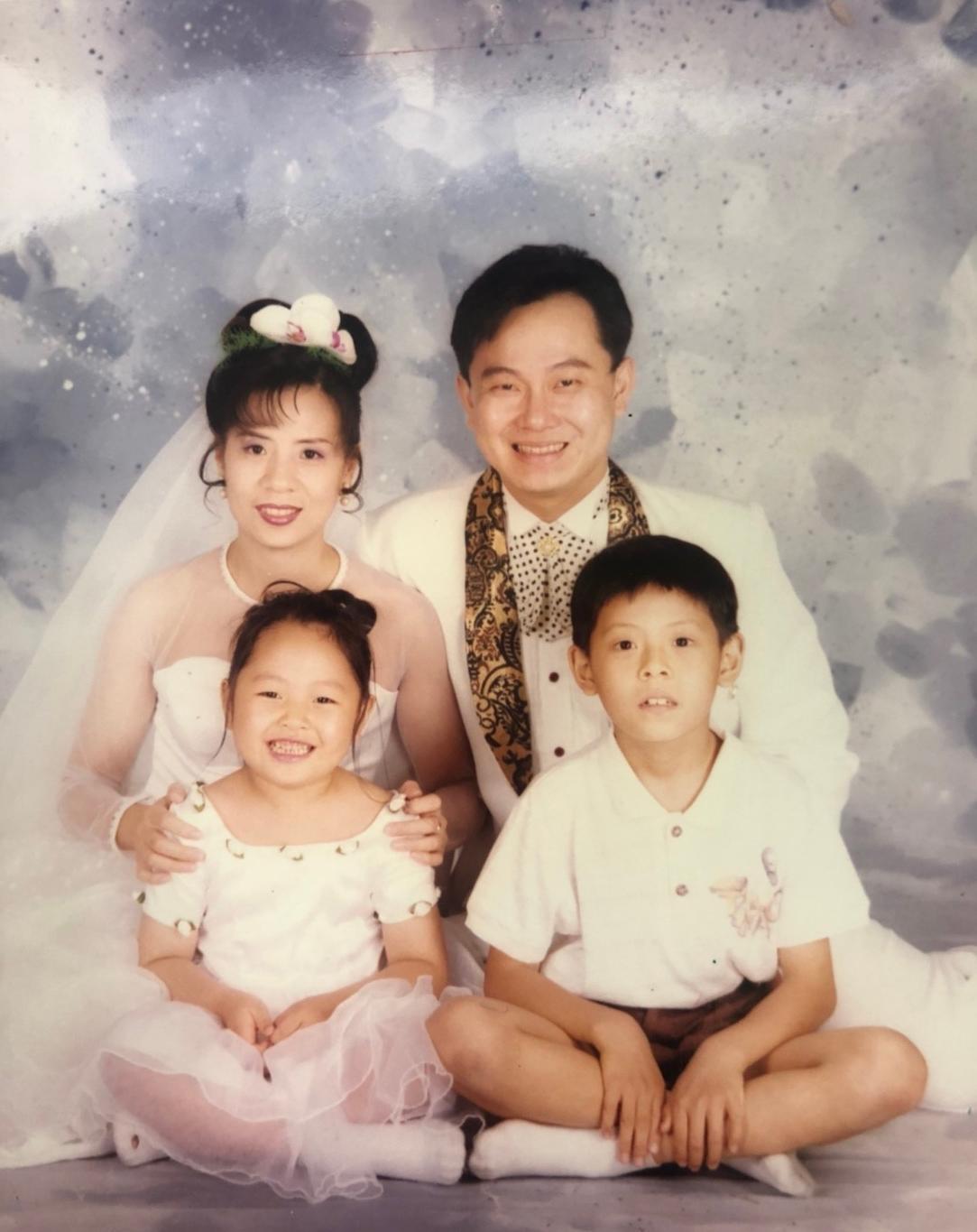 魏淑蓮(後排左)與先生王文全(後排右)結婚、生子,皆在王文全當兵時趕進度完成。(魏淑蓮提供)