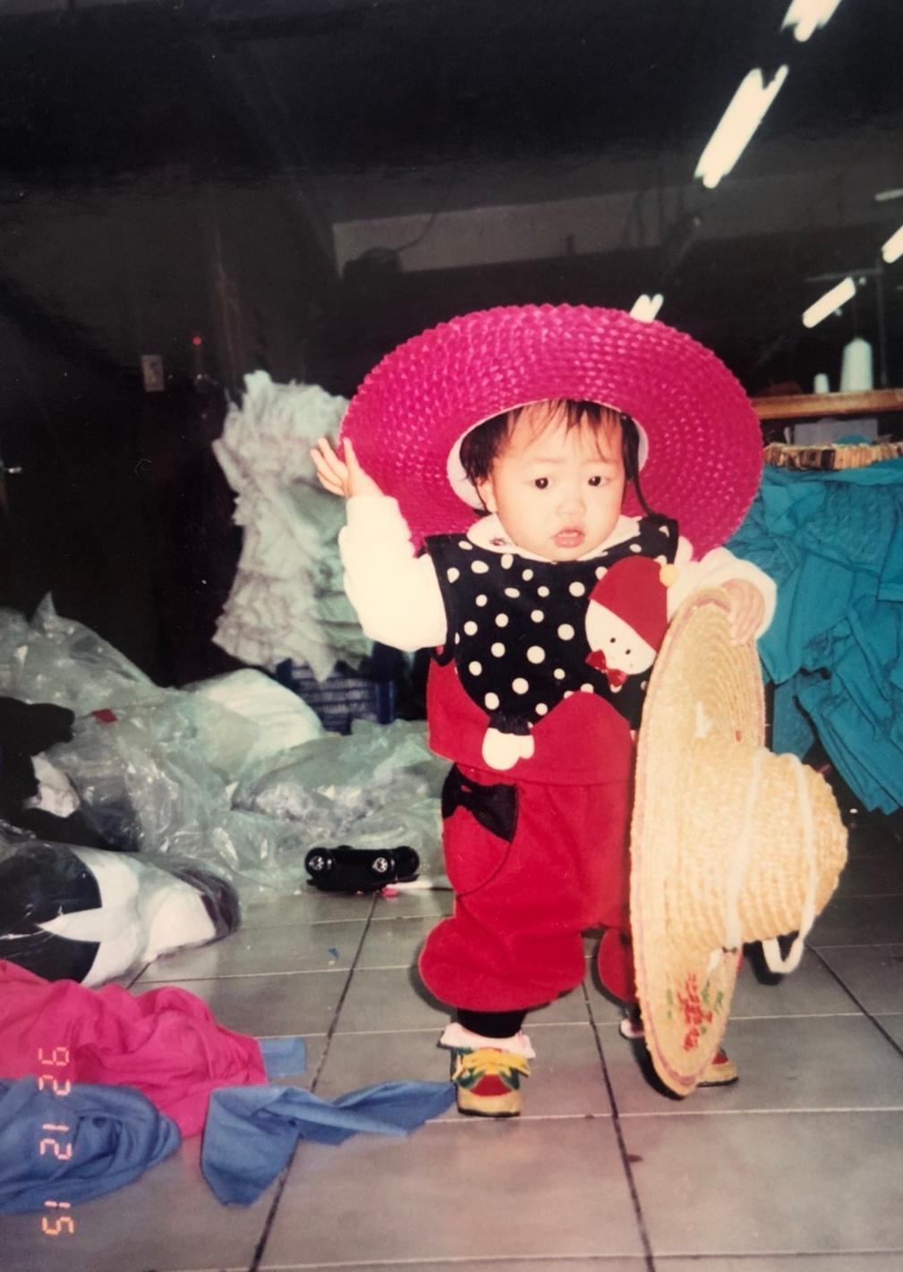 王文全創立大誠保經前,曾開成衣廠,當時女兒常在成衣廠玩耍。(魏淑蓮提供)