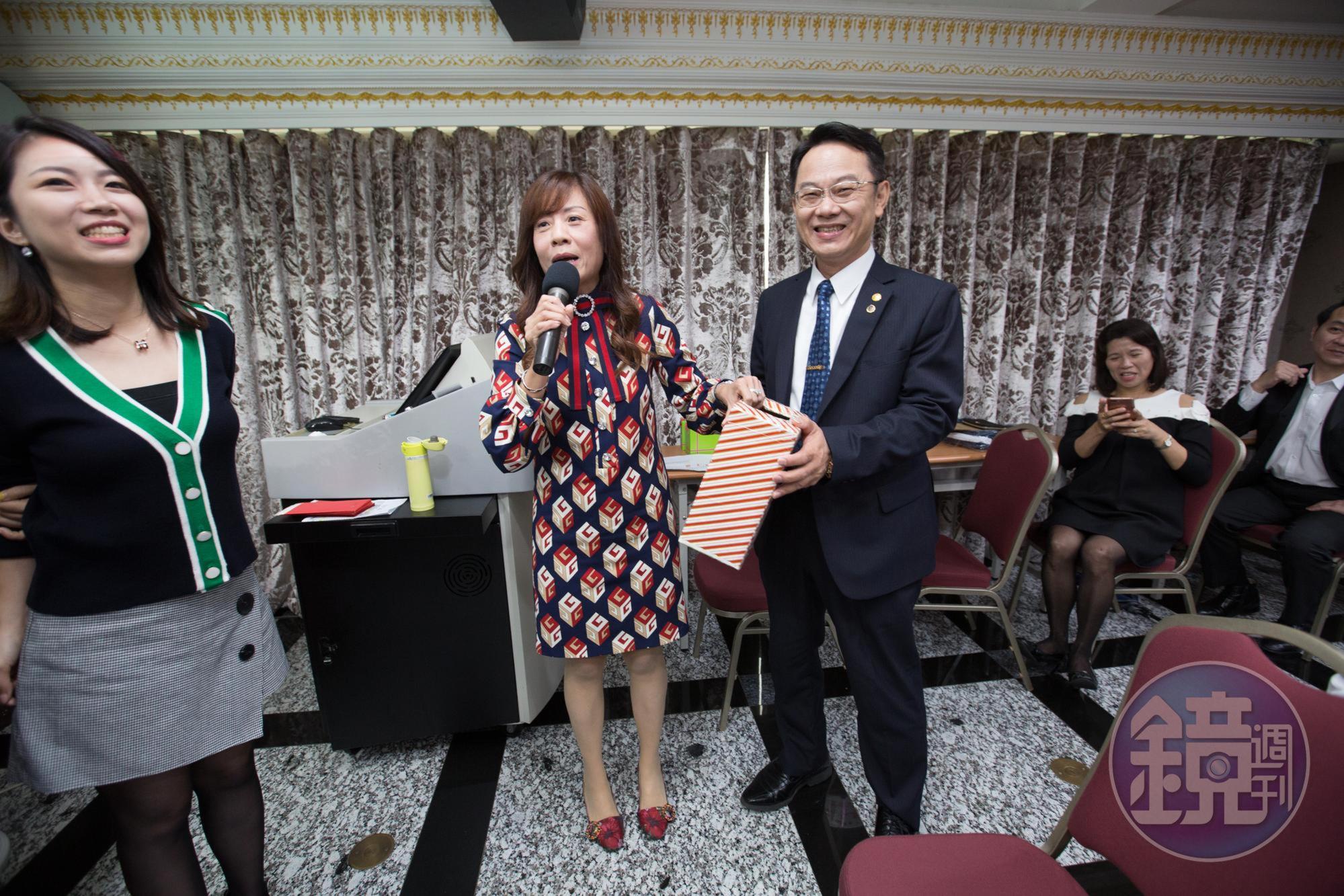 大誠保經董事長王文全(左3)與太太魏淑蓮(左2)靠保險事業走過千萬負債低谷,在事業和人生路上都互相扶持。