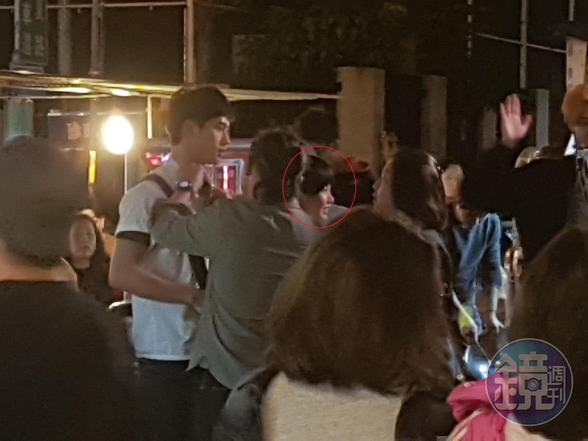 郭書瑤再現通靈少女仙姑頭現身寧夏夜市拍戲,身旁的對戲新鮮肉帥氣又高挑。 (讀者提供)