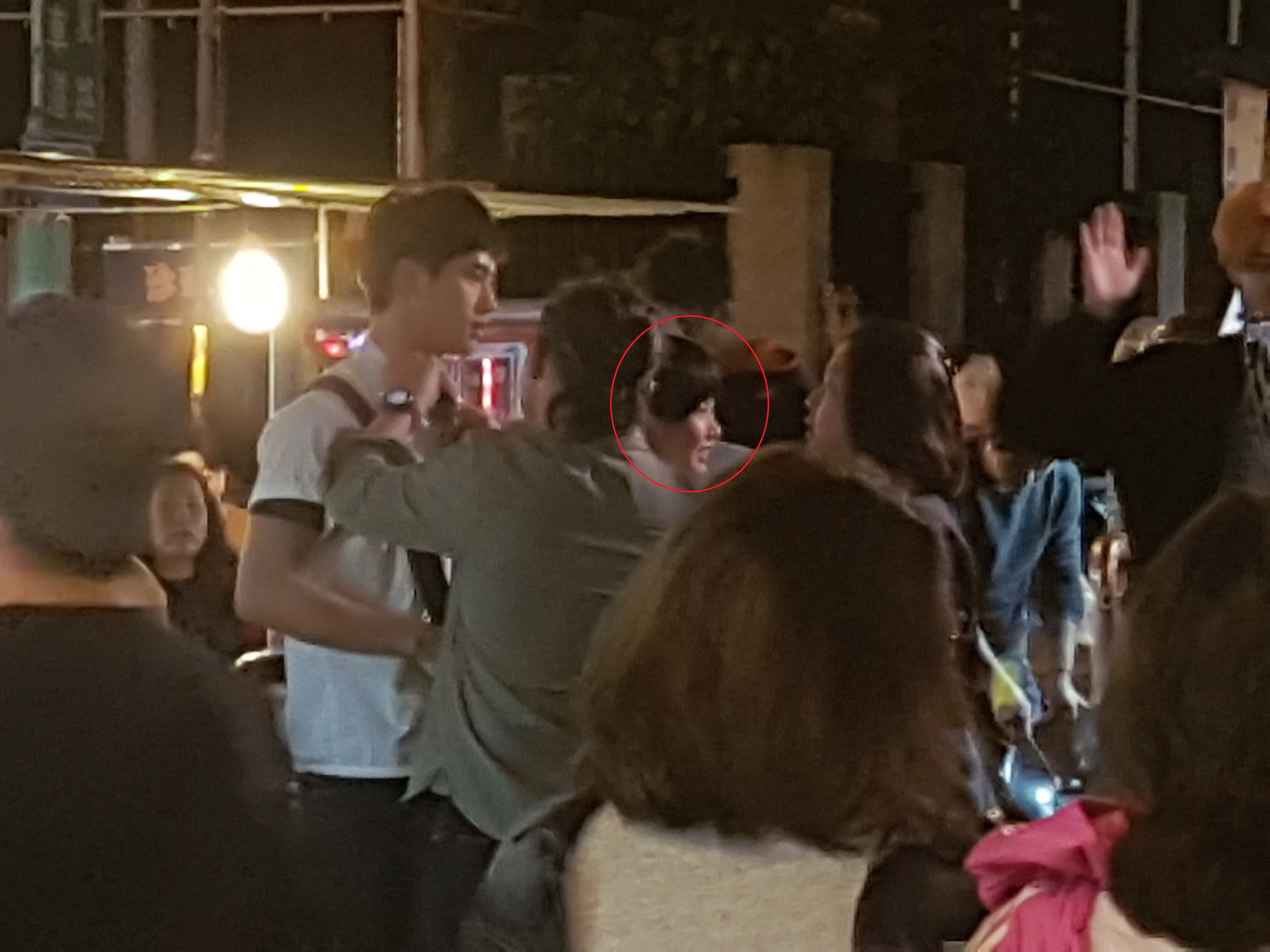 郭書瑤再現通靈少女仙姑頭現身寧夏夜市拍戲，身旁的對戲新鮮肉帥氣又高挑。 （讀者提供）