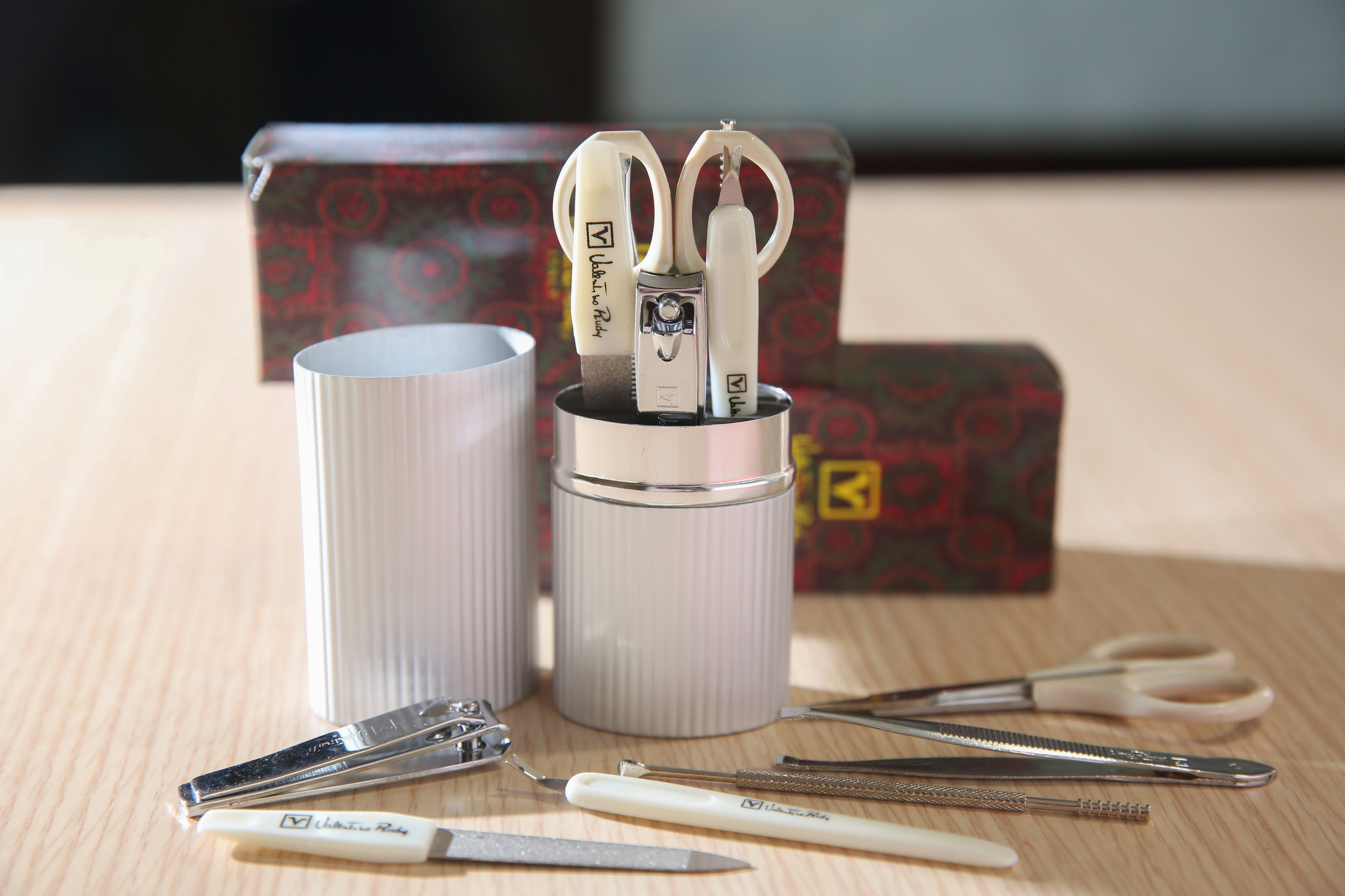 王文全的保單成交贈禮為修容組，並保證會送客戶一輩子。