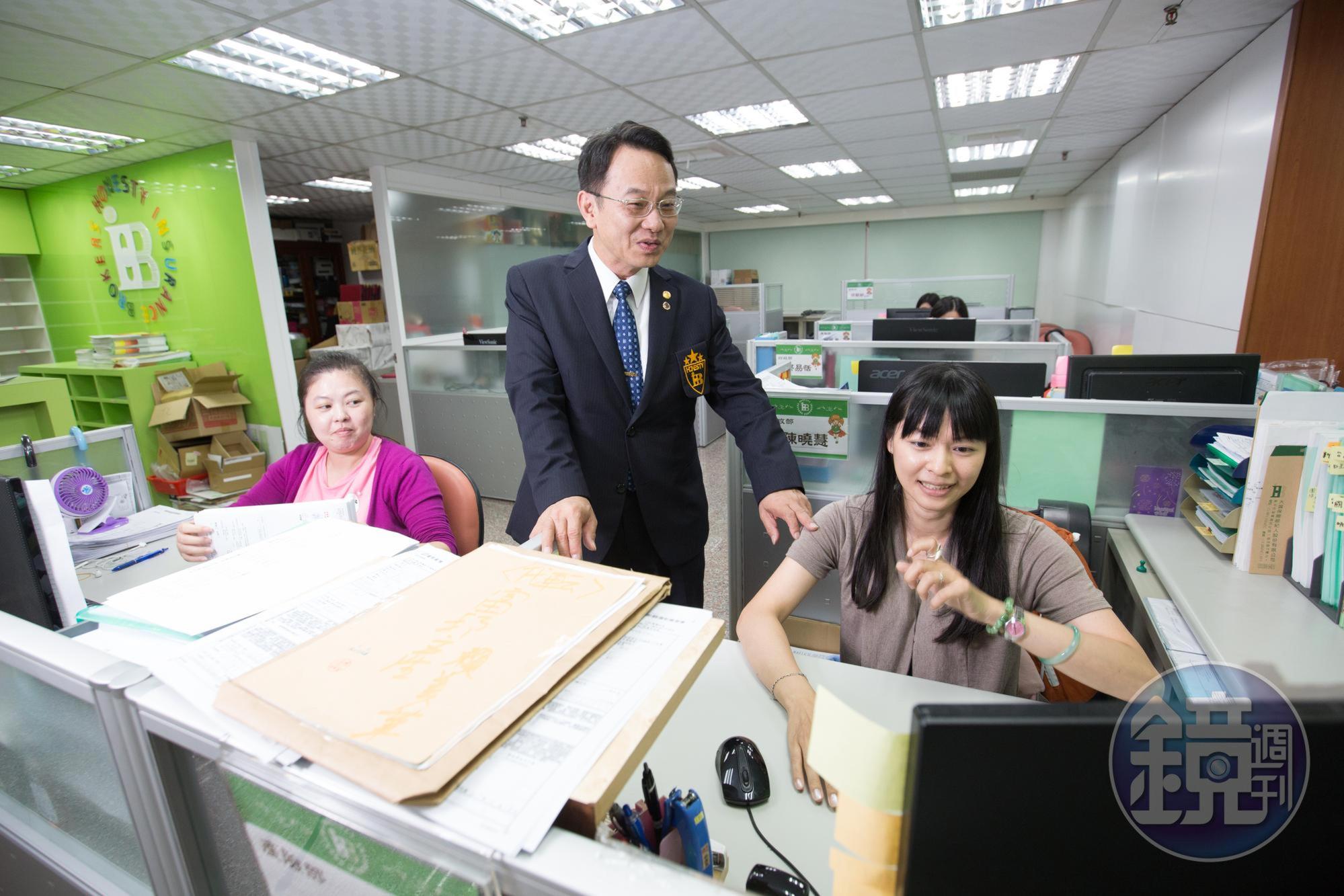 為了省錢，王文全成立公司後，二十多年都沒請打掃員工，每天下班後他會親自打掃。