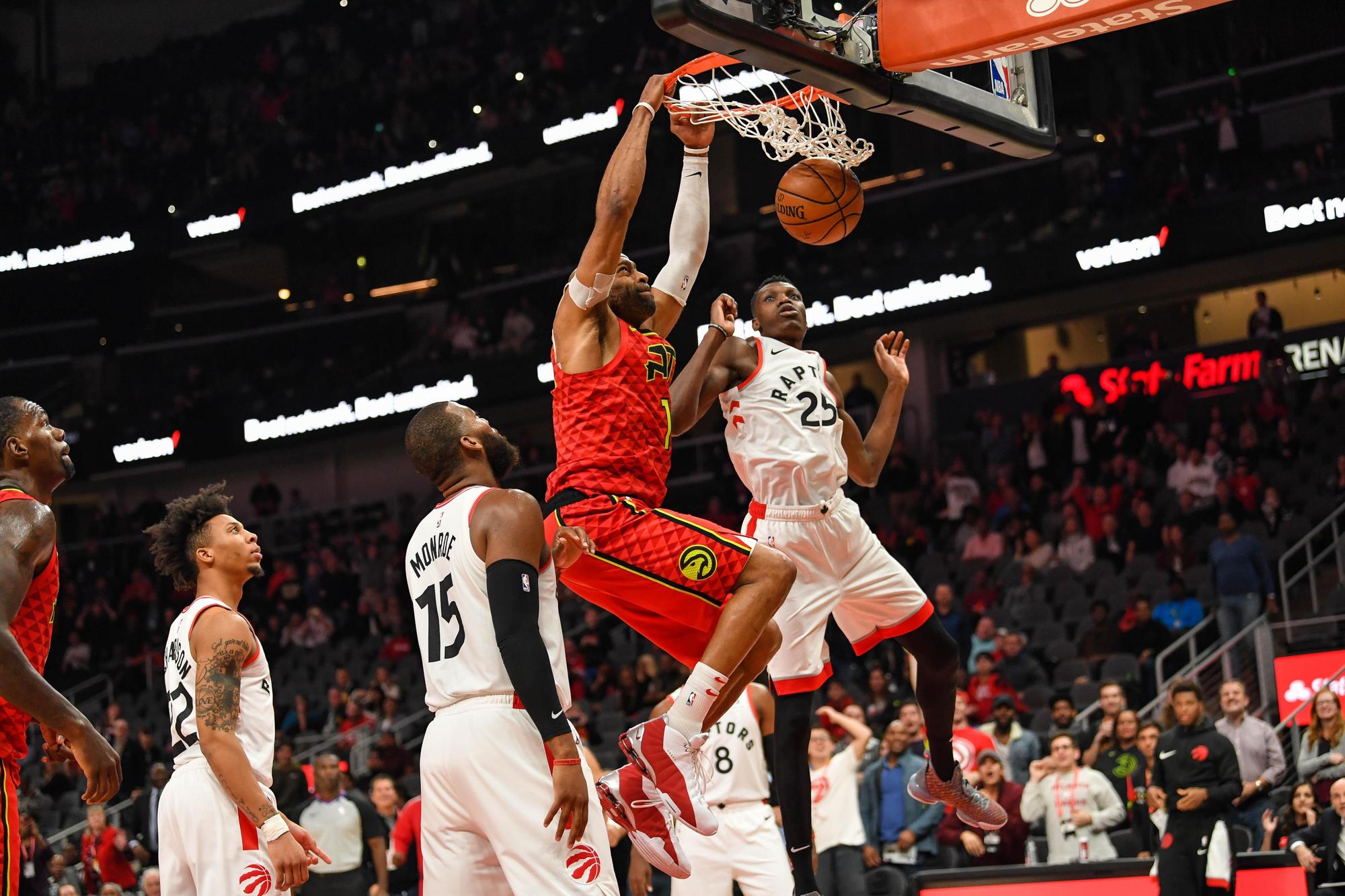 卡特(Vince Carter)也在比賽倒數0.5秒時,灌籃達成生涯2.5萬分里程碑,可惜終場老鷹以108比124輸球。(東方IC)
