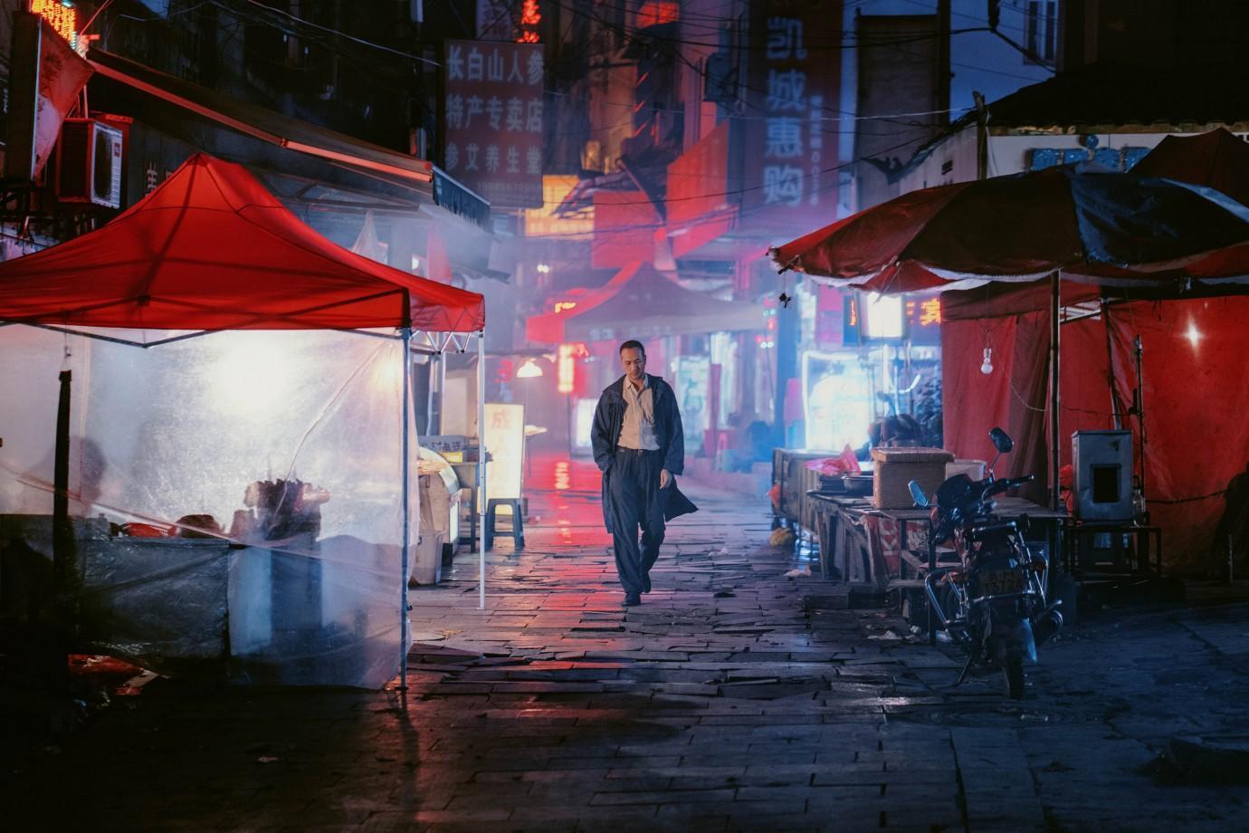 畢贛執導的《地球最後的夜晚》,繼《路邊野餐》後再度以貴州凱里為背景,台灣的華文創也參與投資。(金馬執委會提供)
